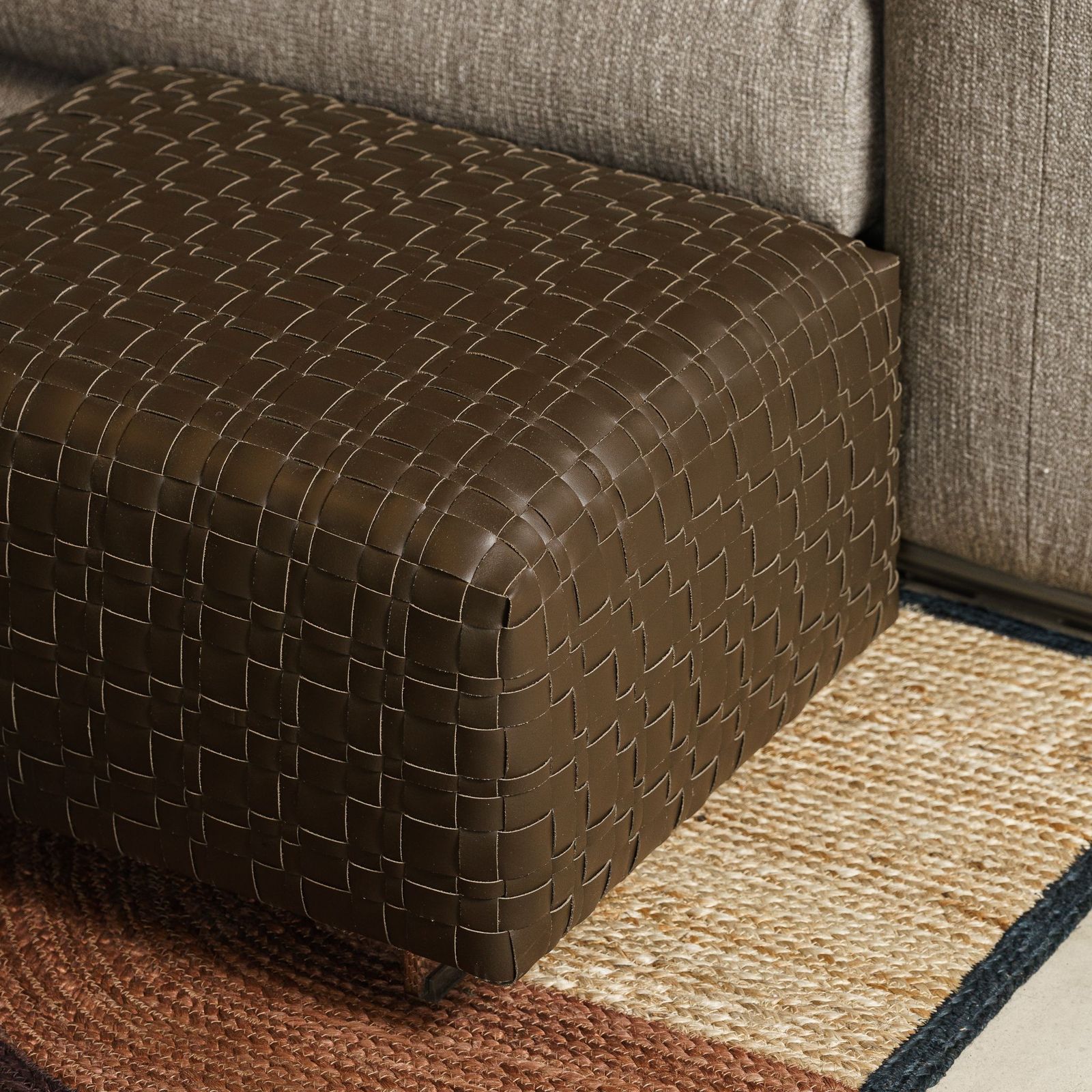 Flexform Пуф Bangkok 60*50 Dark Brown от Flexform — в интерьере