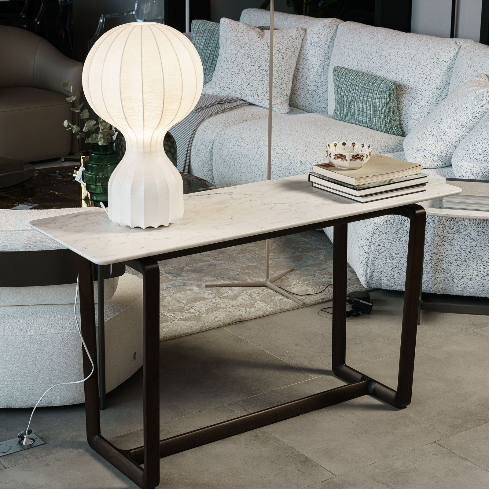 Flos Настольная лампа Gatto F2601009 от Flos — в интерьере