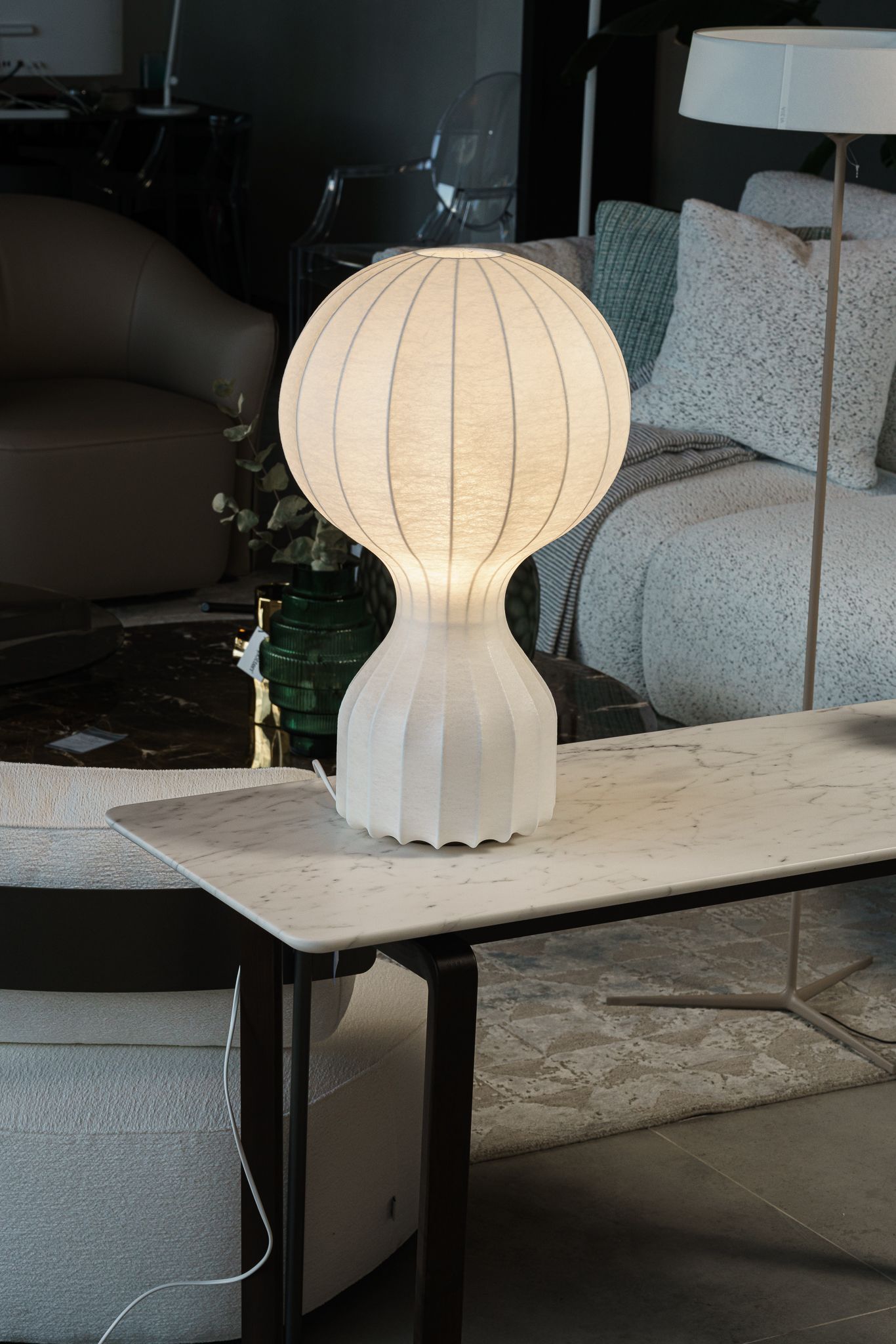 Flos Настольная лампа Gatto F2601009 от Flos — в интерьере