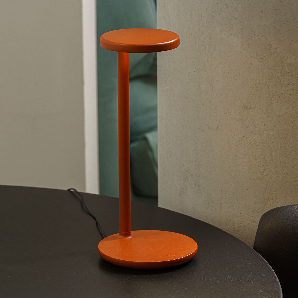 Flos Настольная лампа Oblique Matte Rust 09.8301.DX от Flos — в интерьере