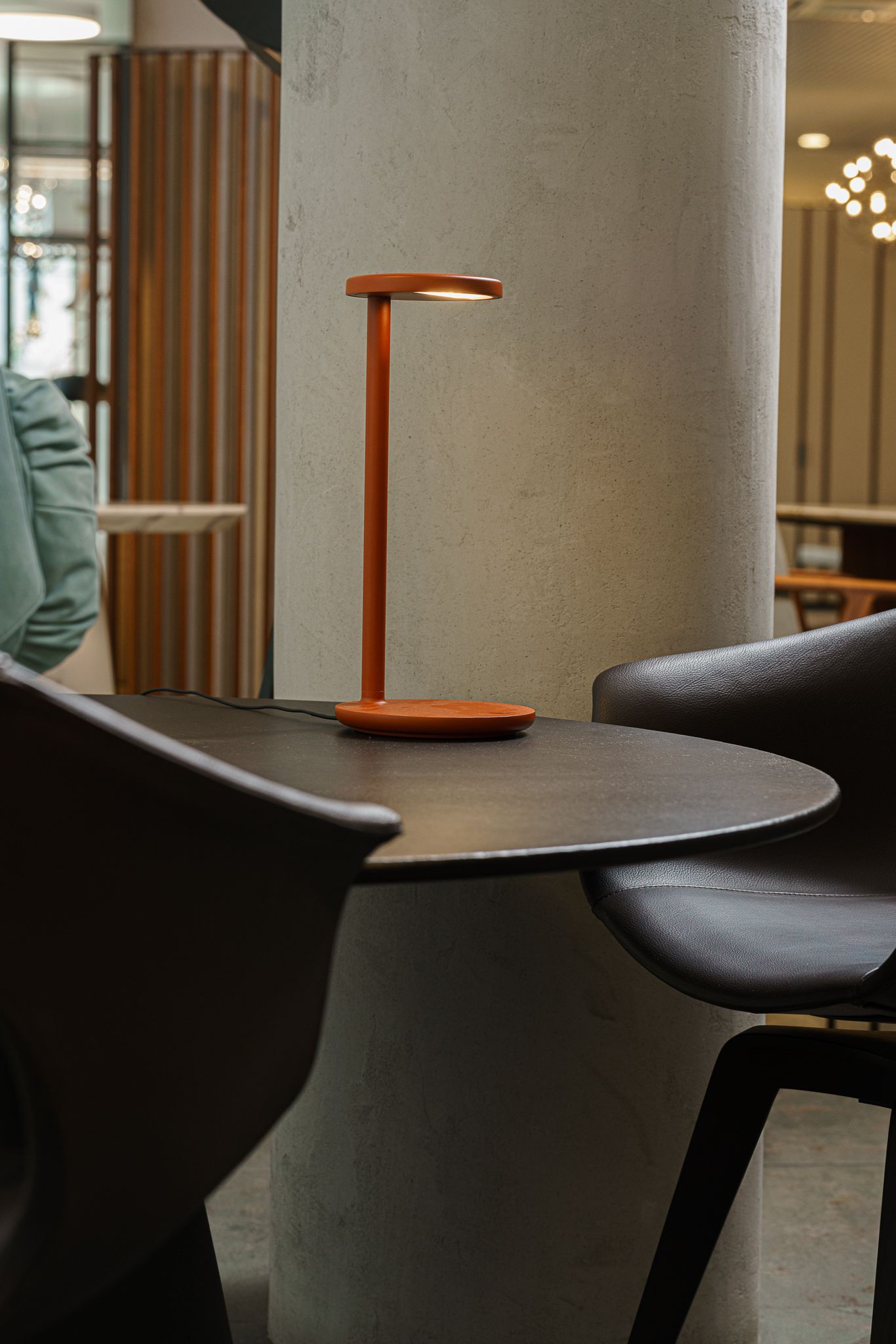 Flos Настольная лампа Oblique Matte Rust 09.8301.DX от Flos — в интерьере