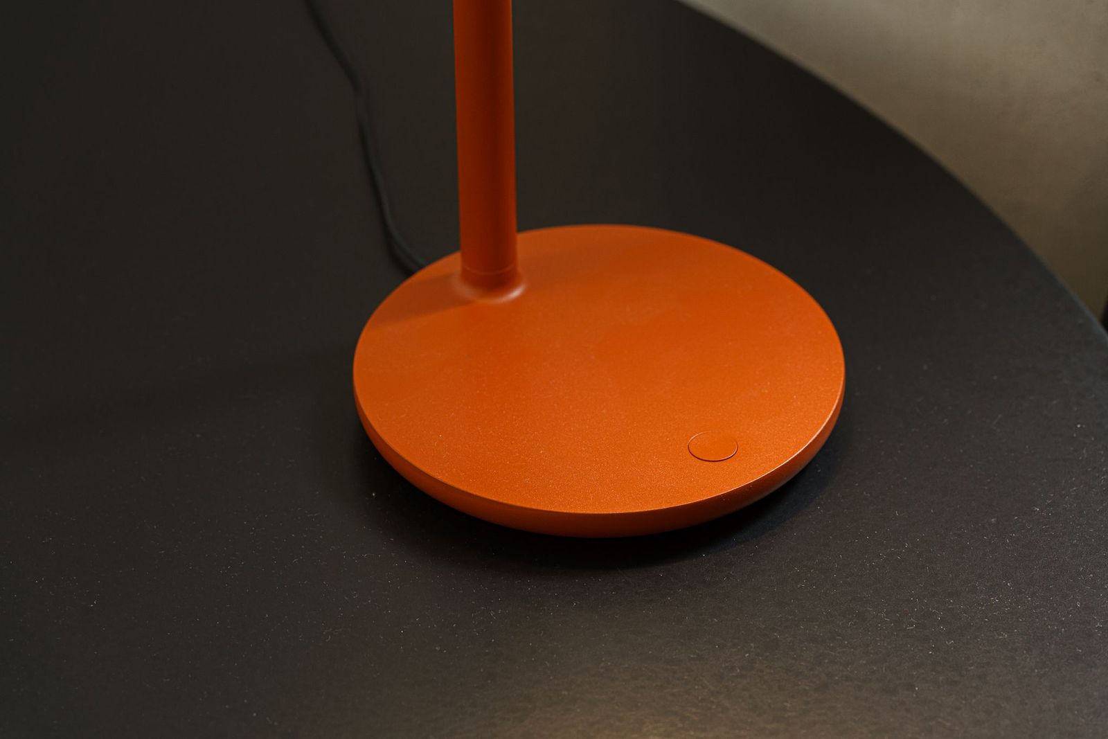 Flos Настольная лампа Oblique Matte Rust 09.8301.DX от Flos — в интерьере