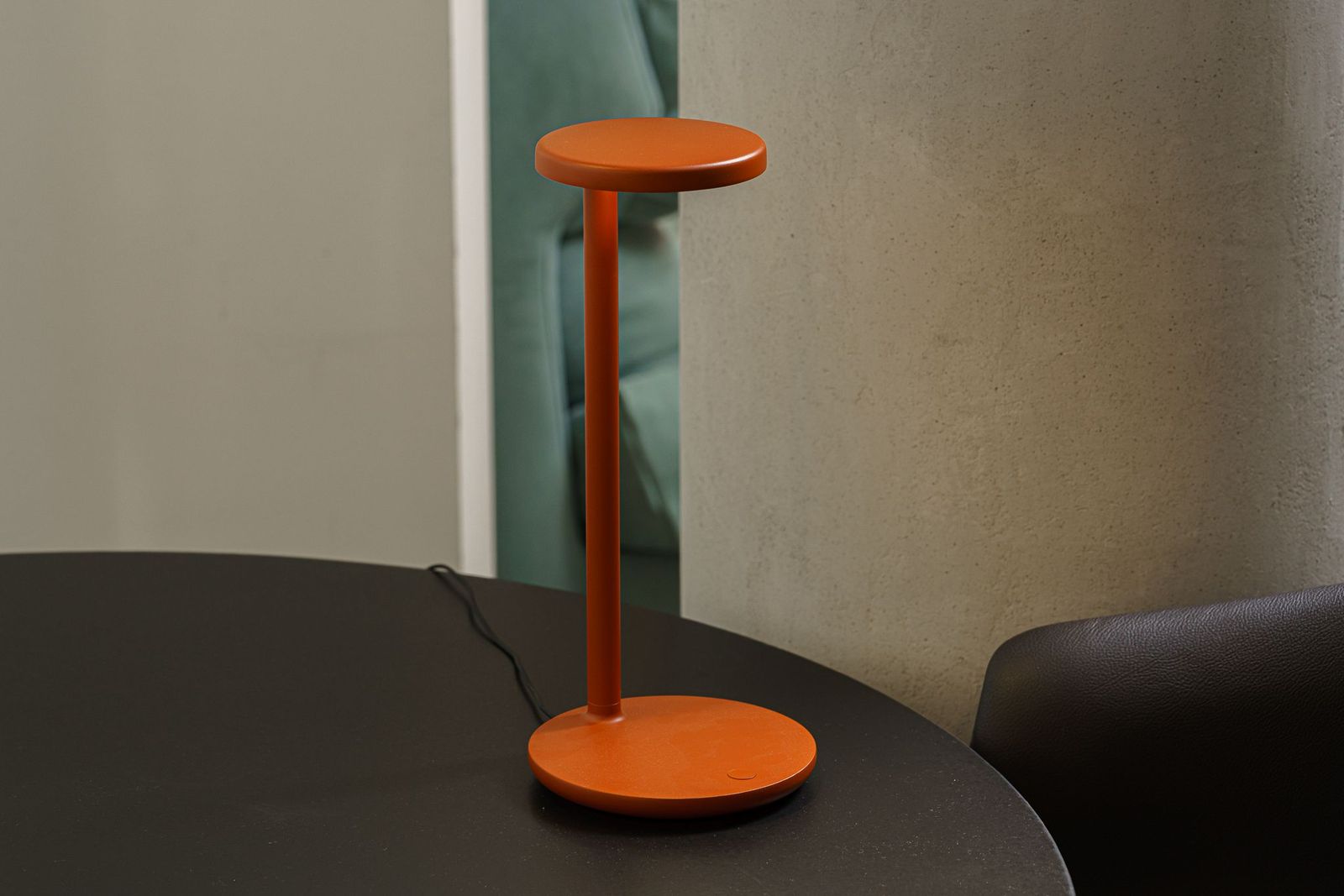 Flos Настольная лампа Oblique Matte Rust 09.8301.DX от Flos — в интерьере