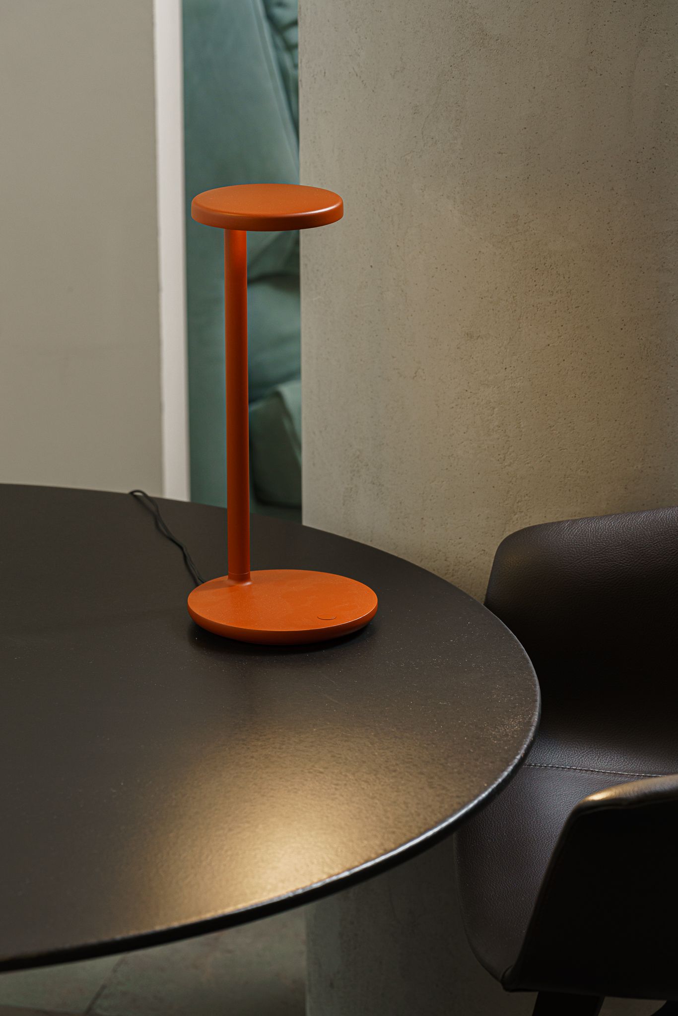 Flos Настольная лампа Oblique Matte Rust 09.8301.DX от Flos — в интерьере