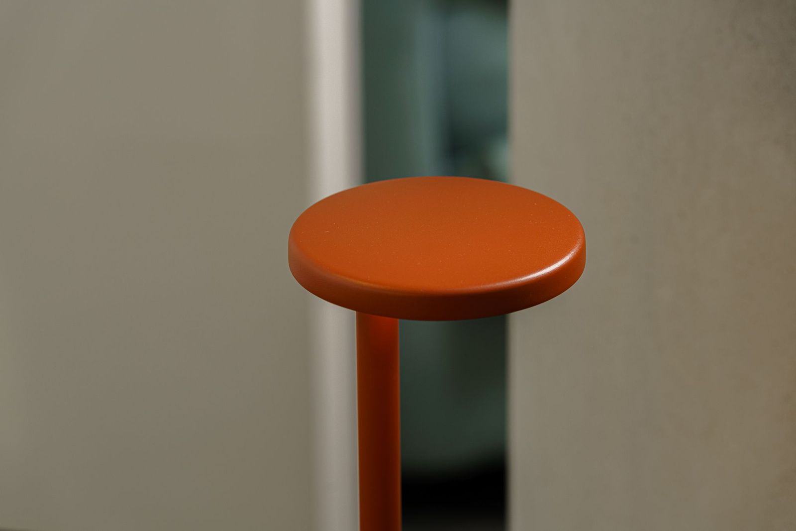 Flos Настольная лампа Oblique Matte Rust 09.8301.DX от Flos — в интерьере