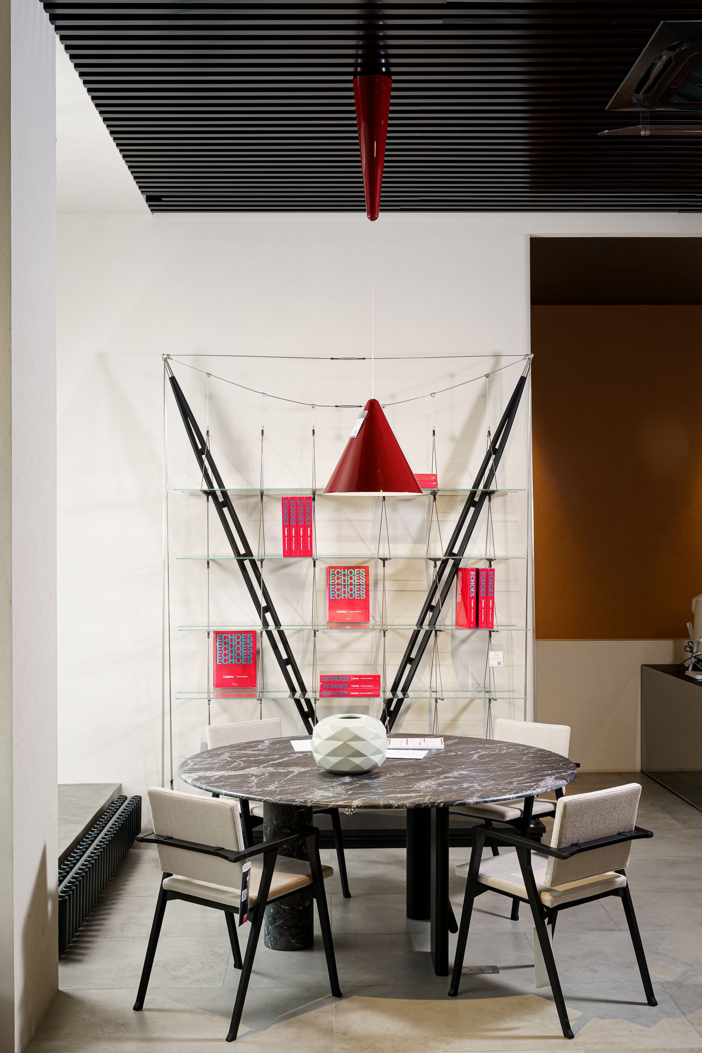 Flos Подвесной светильник Diabolo Cherry Red F2121035 от Flos — в интерьере