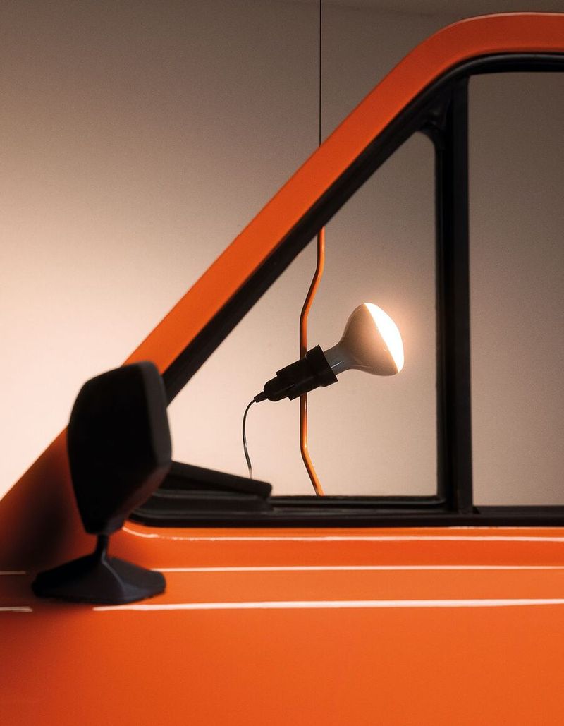 Flos Подвесной светильник Parentesi 50 Orange signal F5601075 от Flos — в интерьере