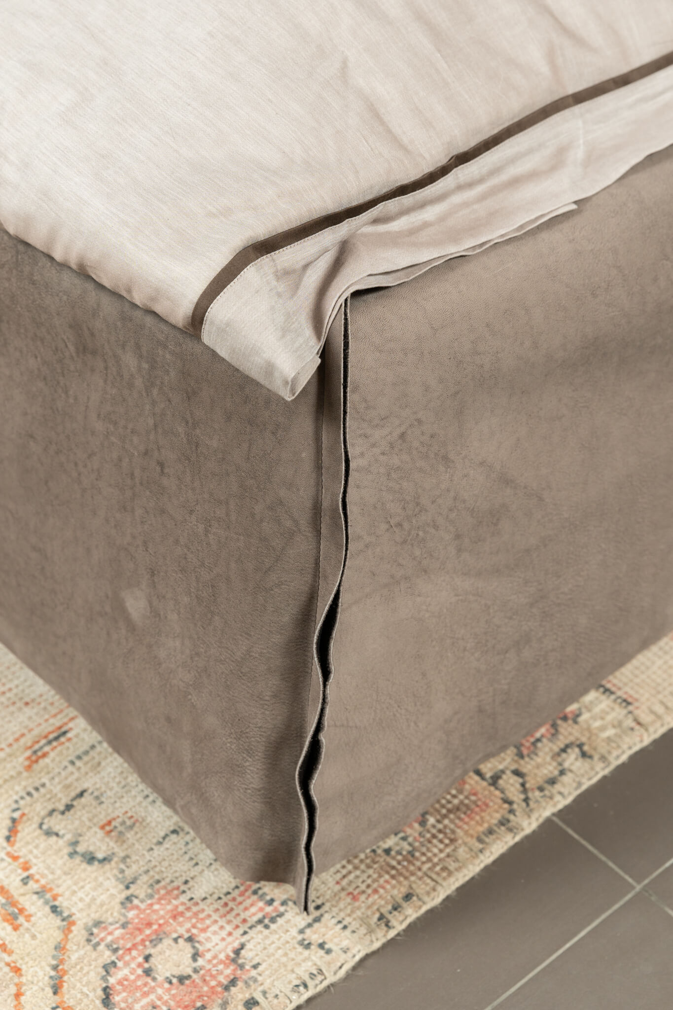 Baxter Кровать Paris Slim Kashmir Miel от Baxter — в интерьере