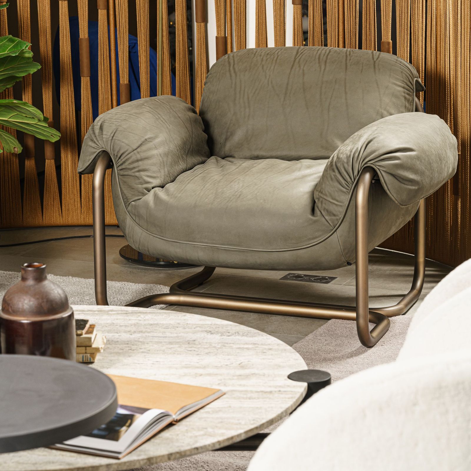 Baxter Кресло So Good Plume Mat Leather от Baxter — в интерьере