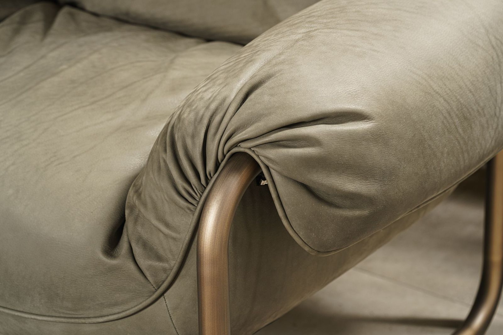 Baxter Кресло So Good Plume Mat Leather от Baxter — в интерьере