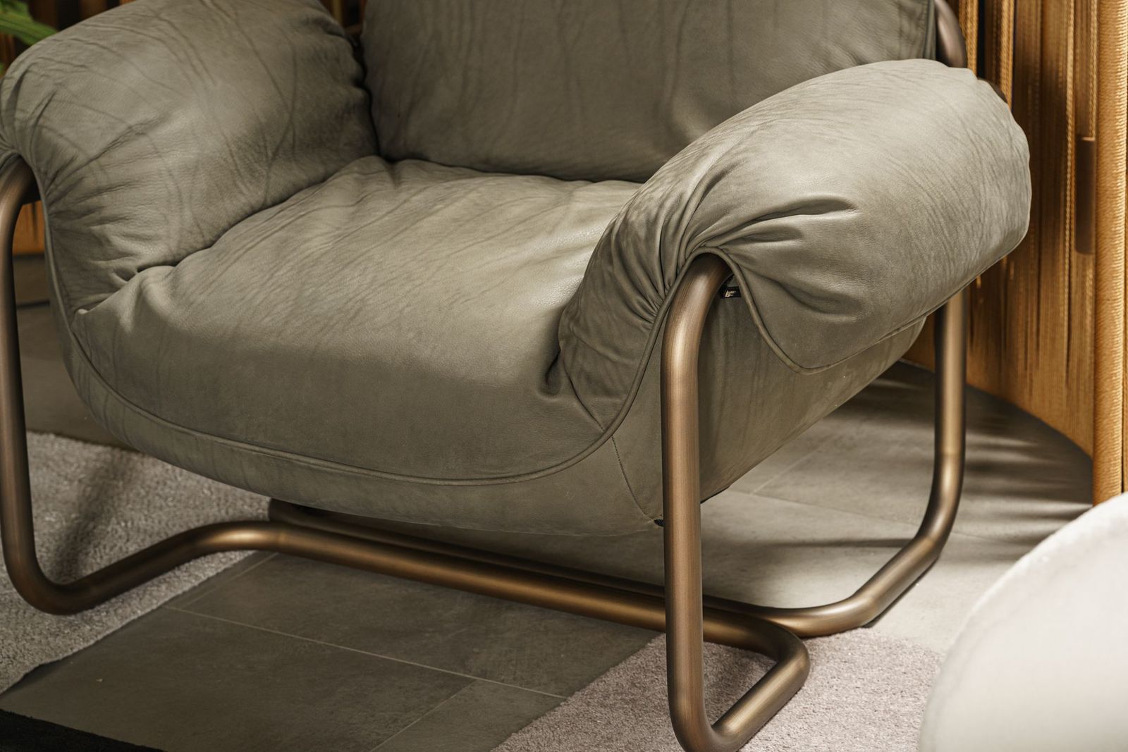 Baxter Кресло So Good Plume Mat Leather от Baxter — в интерьере
