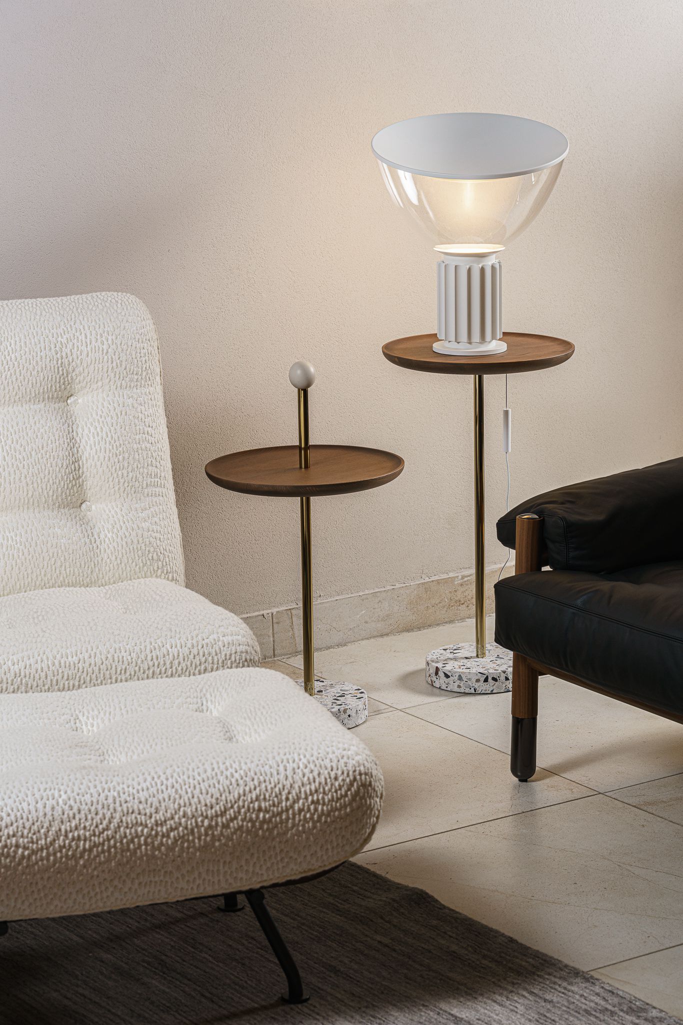 Flos Настольная лампа Taccia Small Vetro F6604009 от Flos — в интерьере