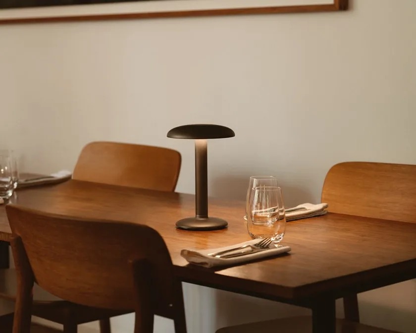 Flos Настольная лампа Gustave Residential Smooth Black от Flos — в интерьере