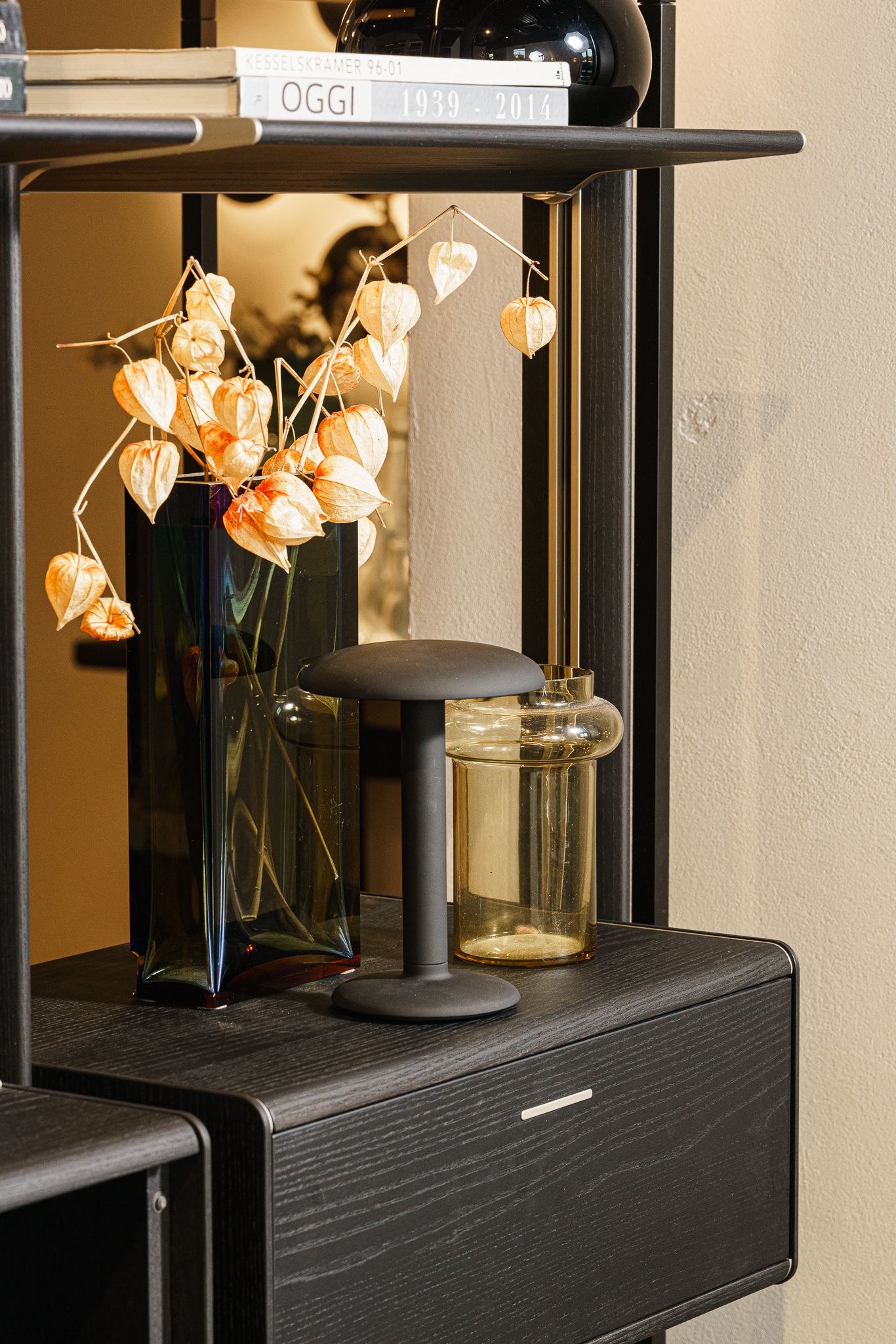 Flos Настольная лампа Gustave Residential Smooth Black от Flos — в интерьере