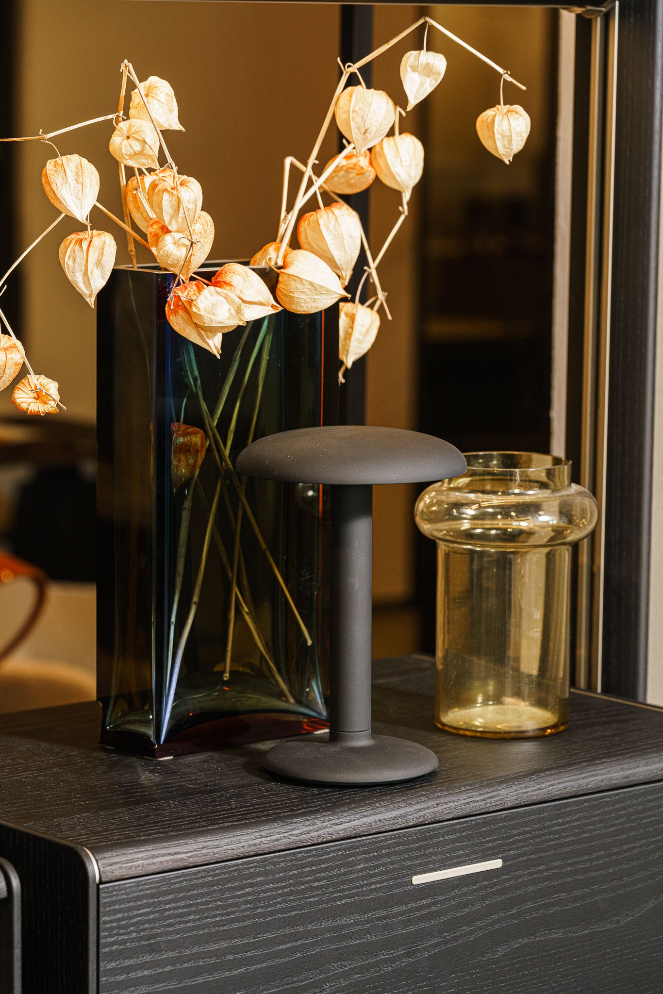 Flos Настольная лампа Gustave Residential Smooth Black от Flos — в интерьере