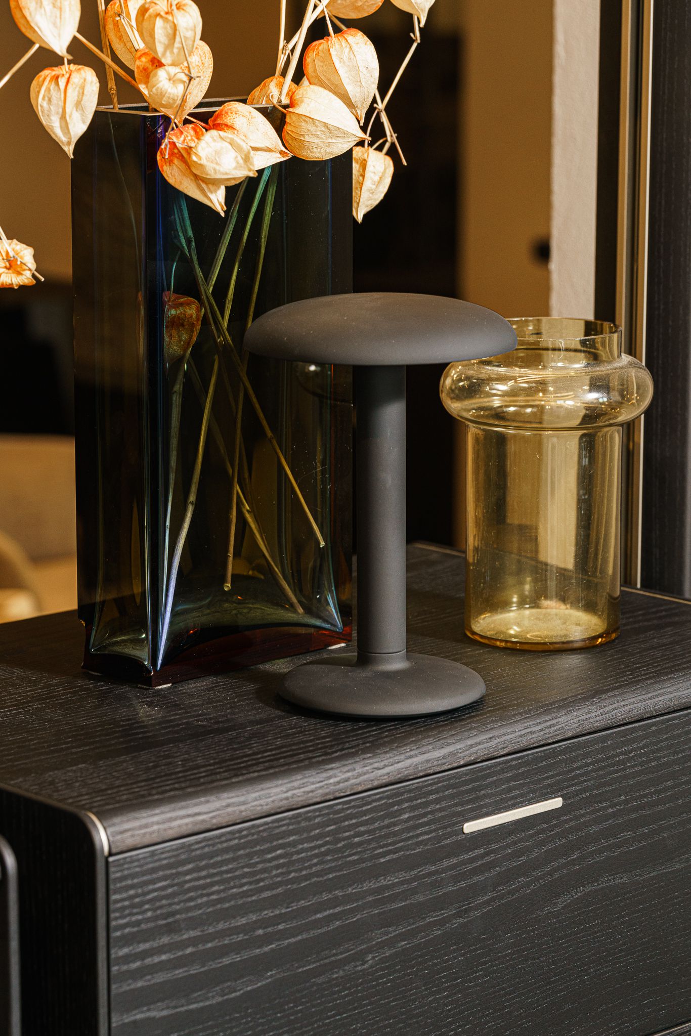 Flos Настольная лампа Gustave Residential Smooth Black от Flos — в интерьере
