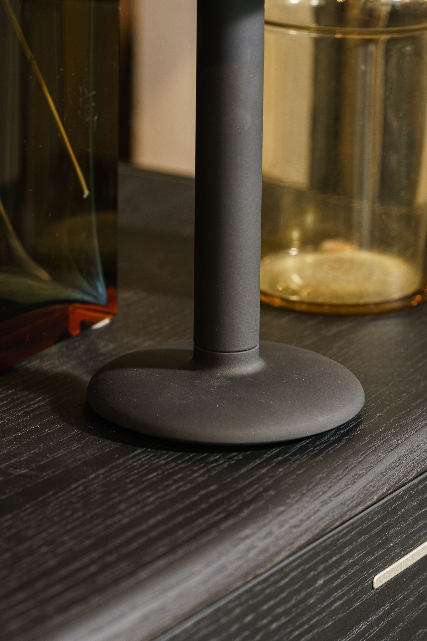 Flos Настольная лампа Gustave Residential Smooth Black от Flos — в интерьере