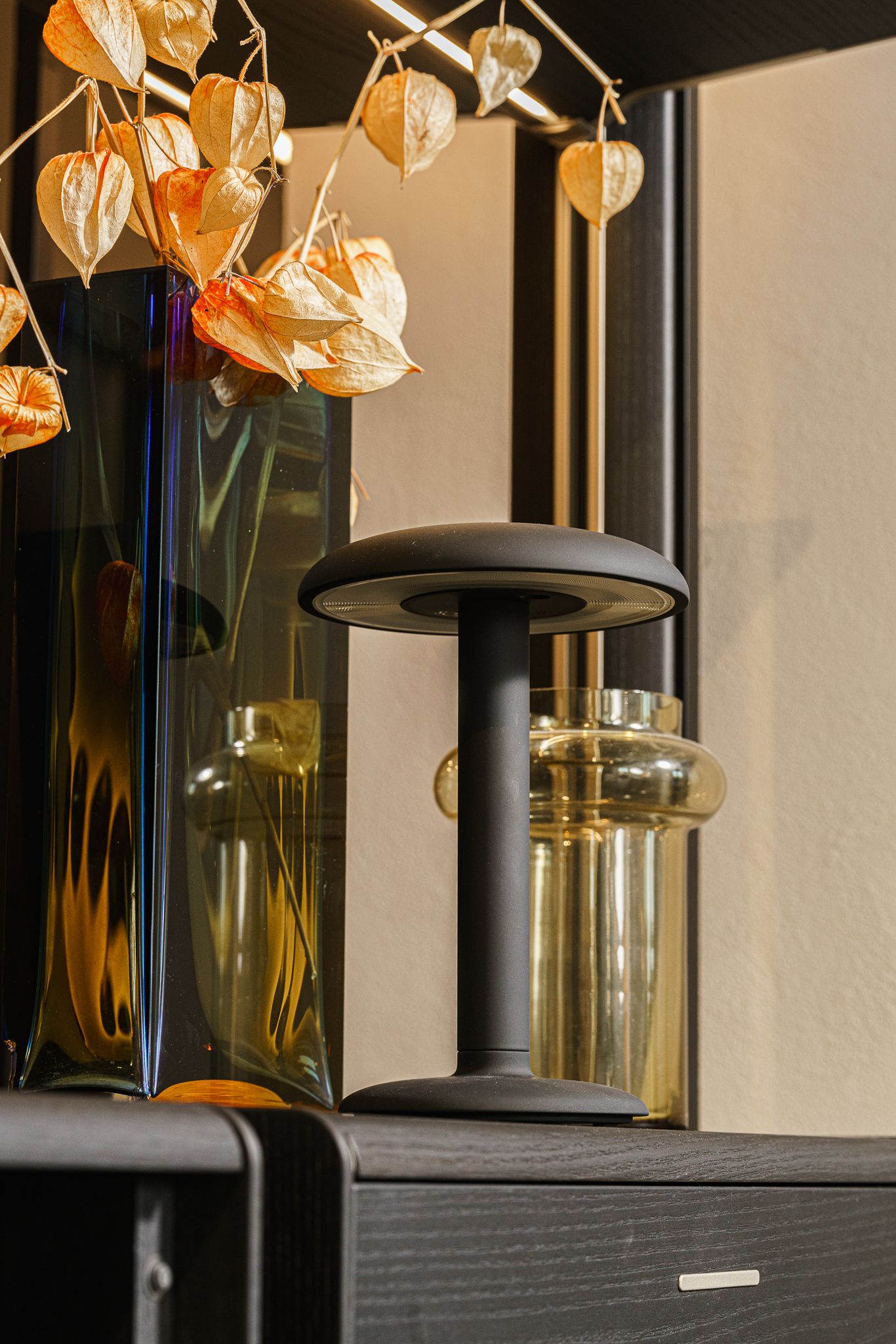 Flos Настольная лампа Gustave Residential Smooth Black от Flos — в интерьере