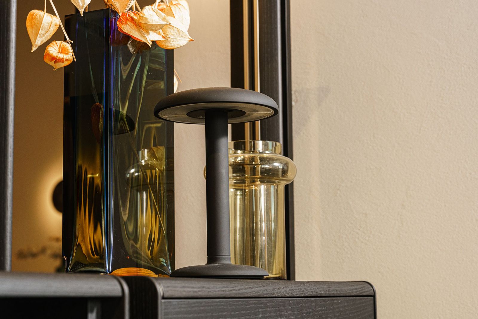 Flos Настольная лампа Gustave Residential Smooth Black от Flos — в интерьере
