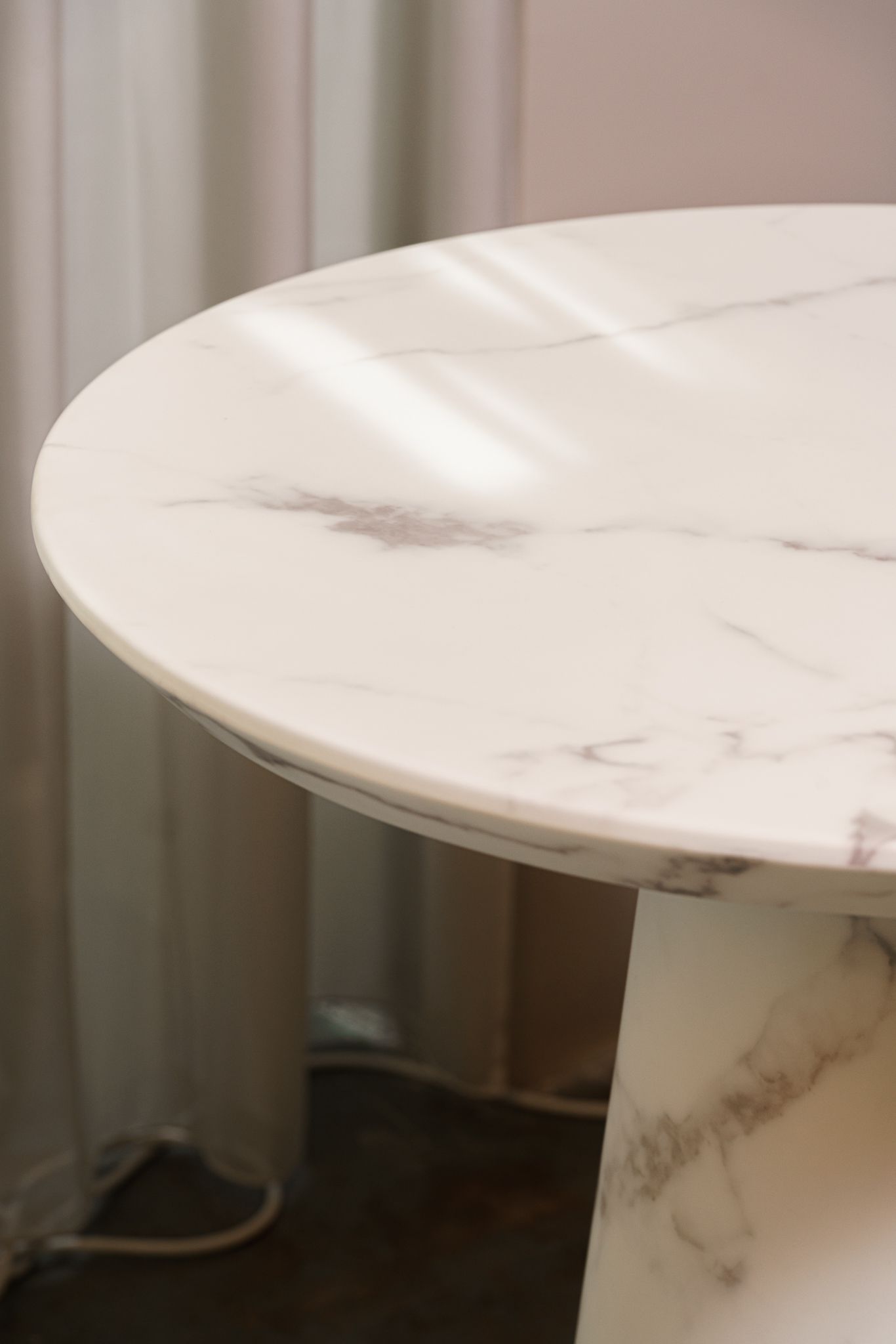 Polspotten Столик бистро Disc Marble Look White от Polspotten — в интерьере