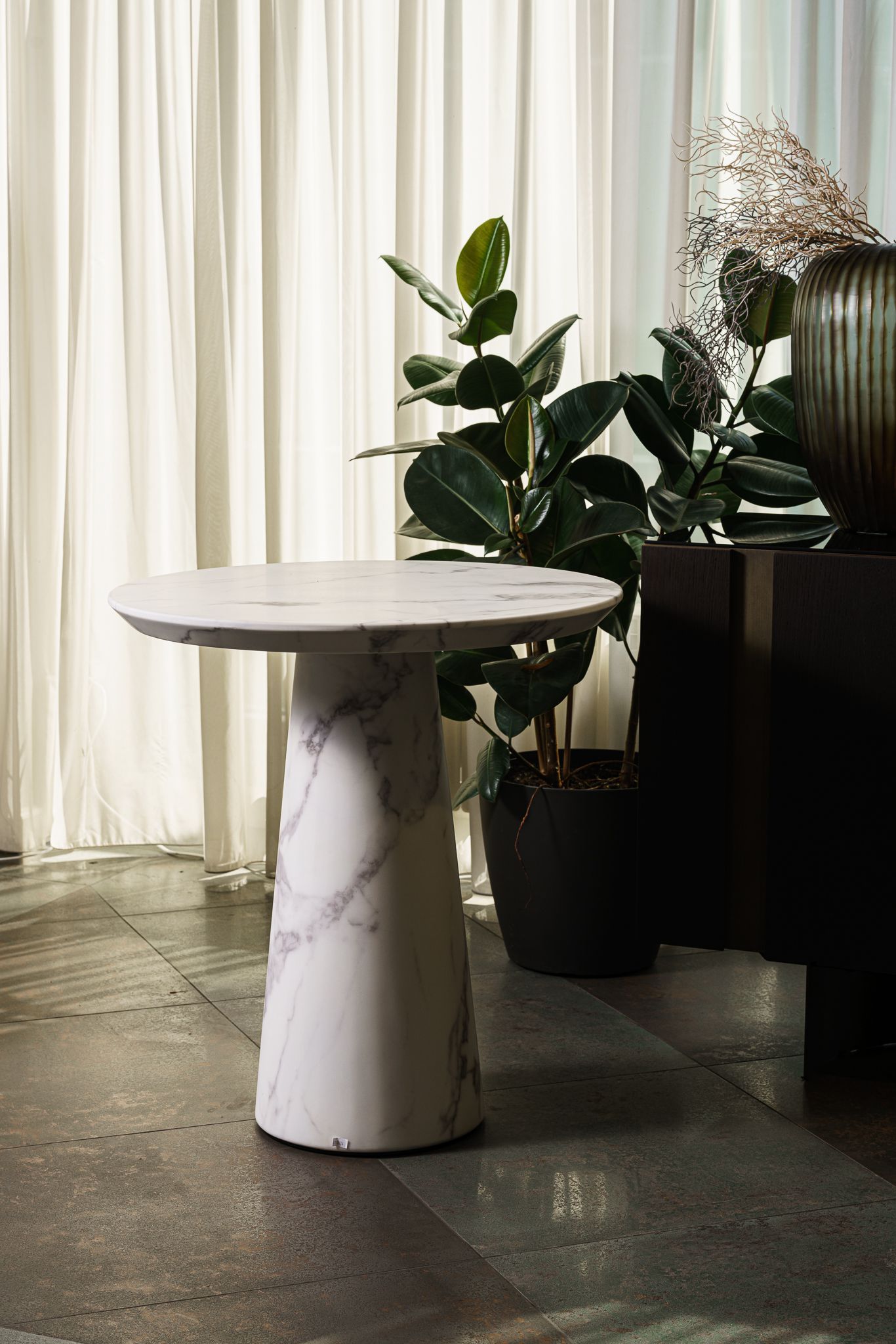 Polspotten Столик бистро Disc Marble Look White от Polspotten — в интерьере