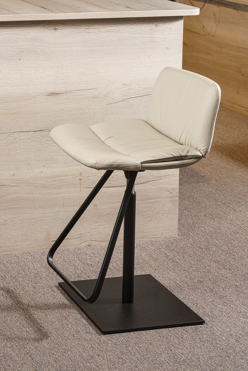Cattelan Italia Стул барный на черной квадратной базе Axel от Cattelan Italia — в интерьере