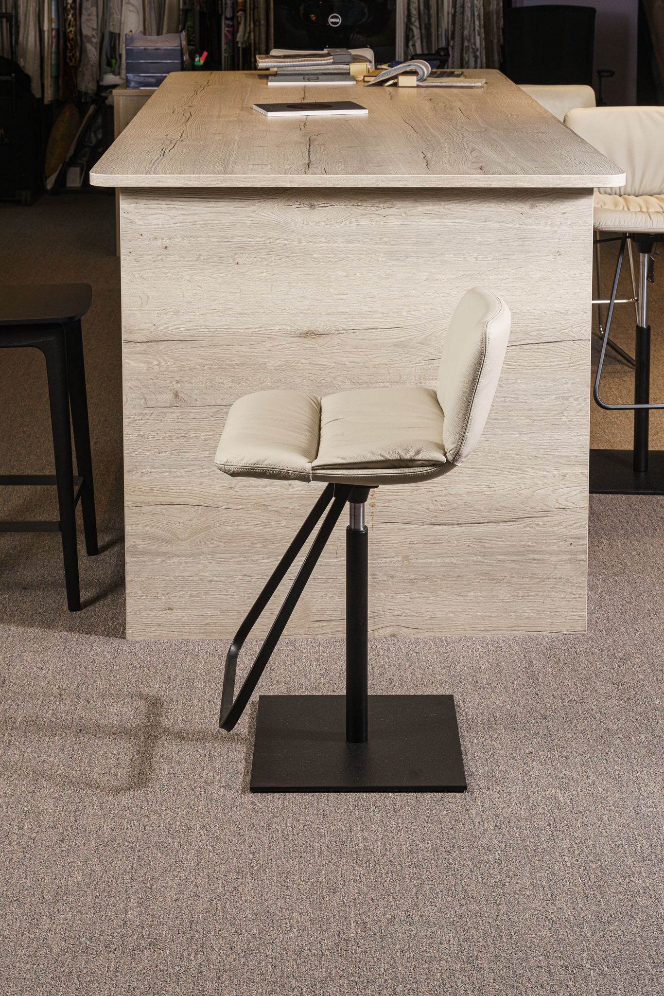 Cattelan Italia Стул барный на черной квадратной базе Axel от Cattelan Italia — в интерьере