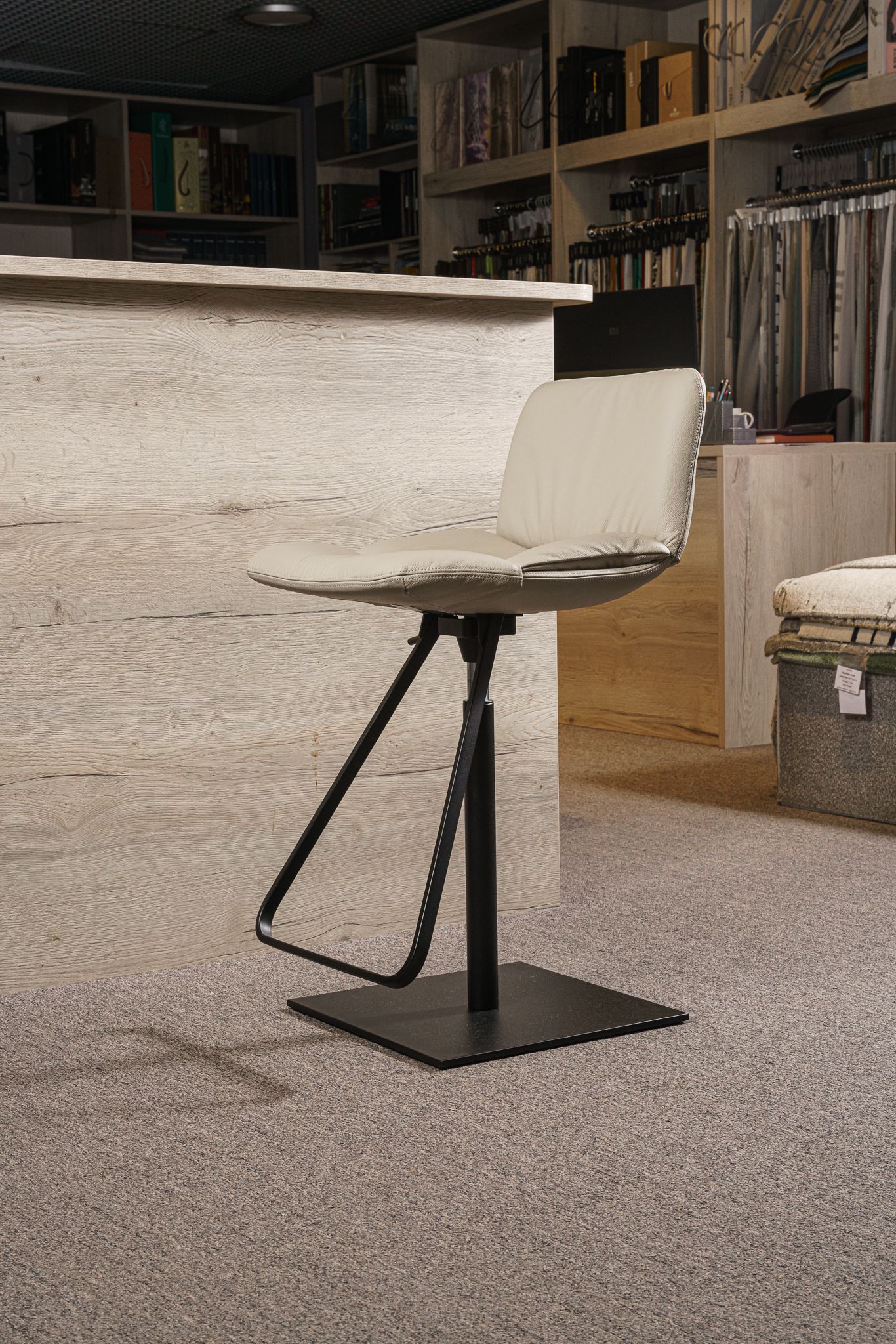 Cattelan Italia Стул барный на черной квадратной базе Axel от Cattelan Italia — в интерьере