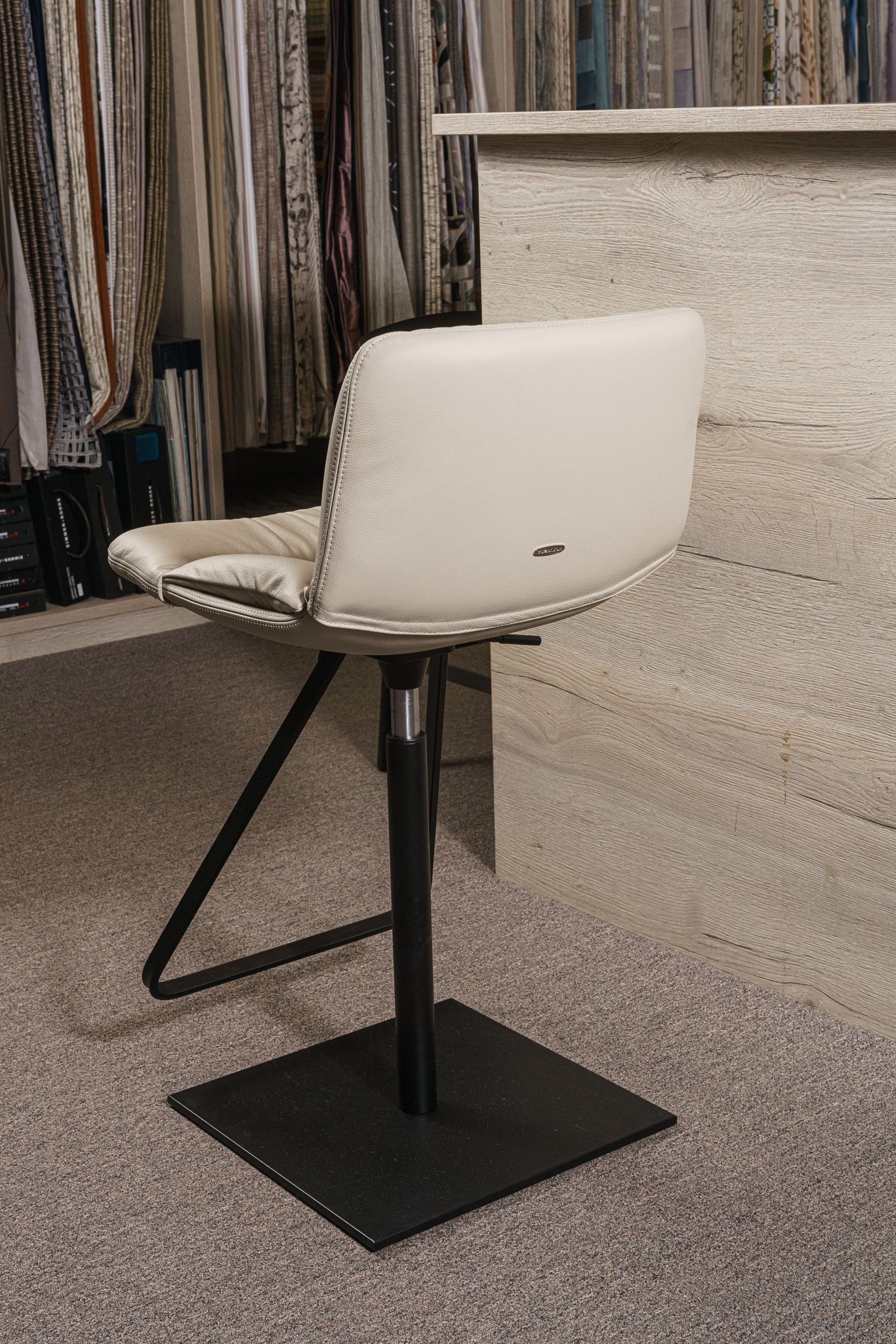 Cattelan Italia Стул барный на черной квадратной базе Axel от Cattelan Italia — в интерьере