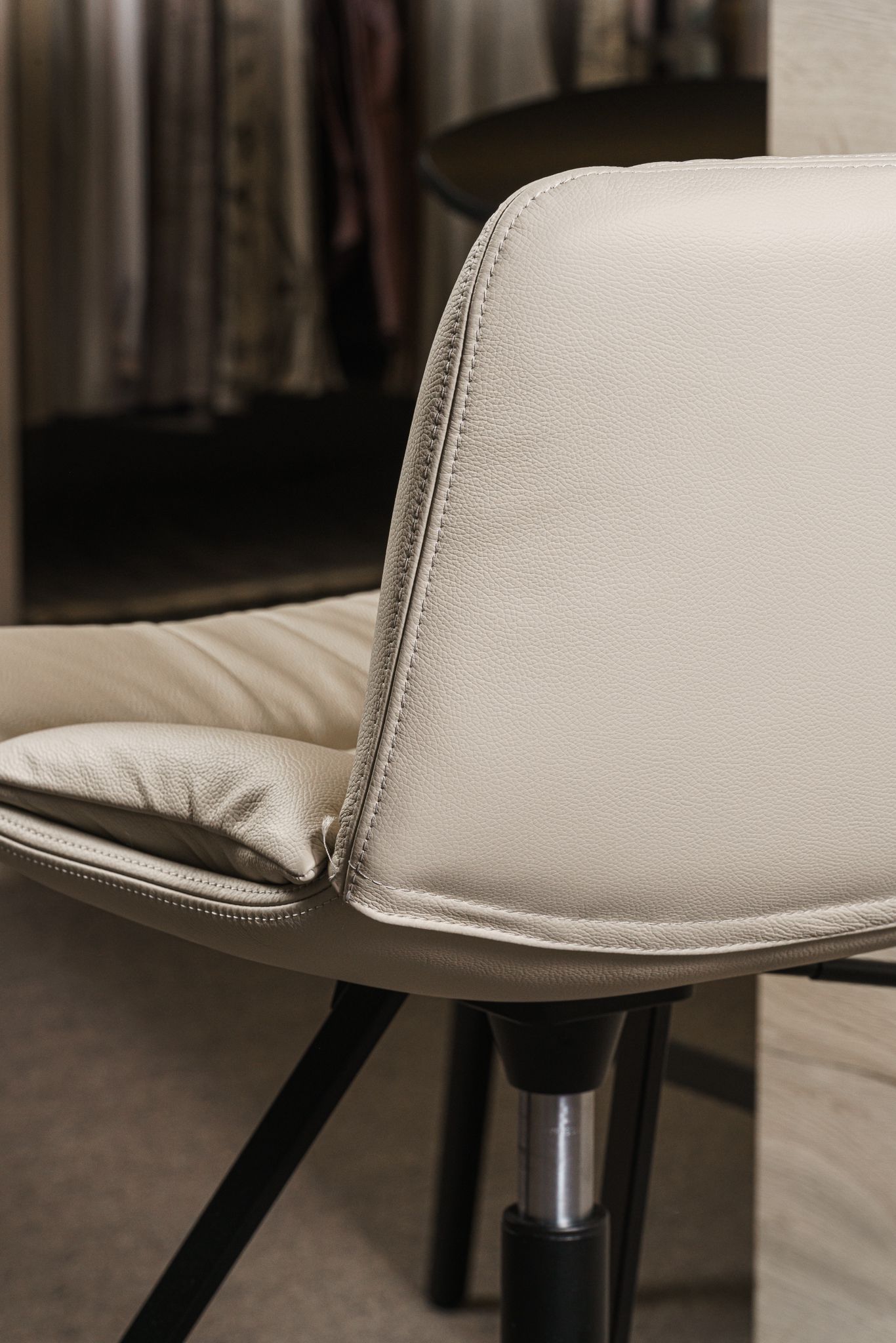 Cattelan Italia Стул барный на черной квадратной базе Axel от Cattelan Italia — в интерьере