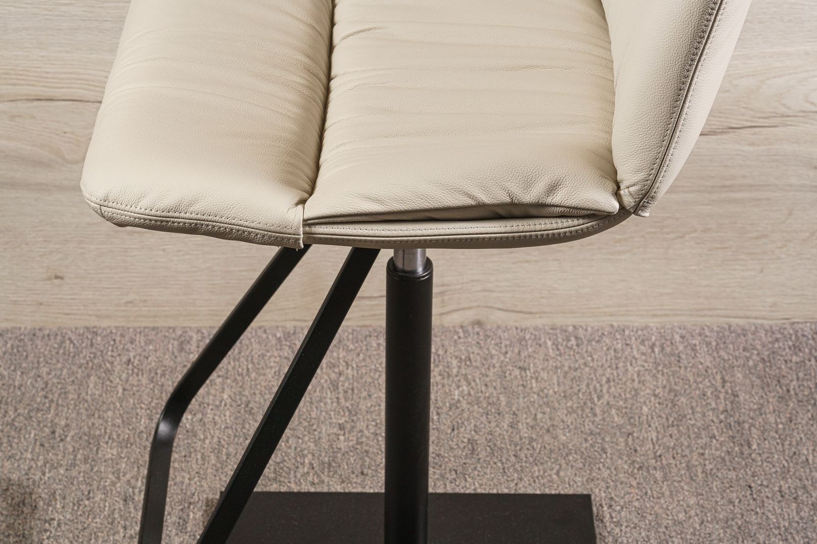 Cattelan Italia Стул барный на черной квадратной базе Axel от Cattelan Italia — в интерьере