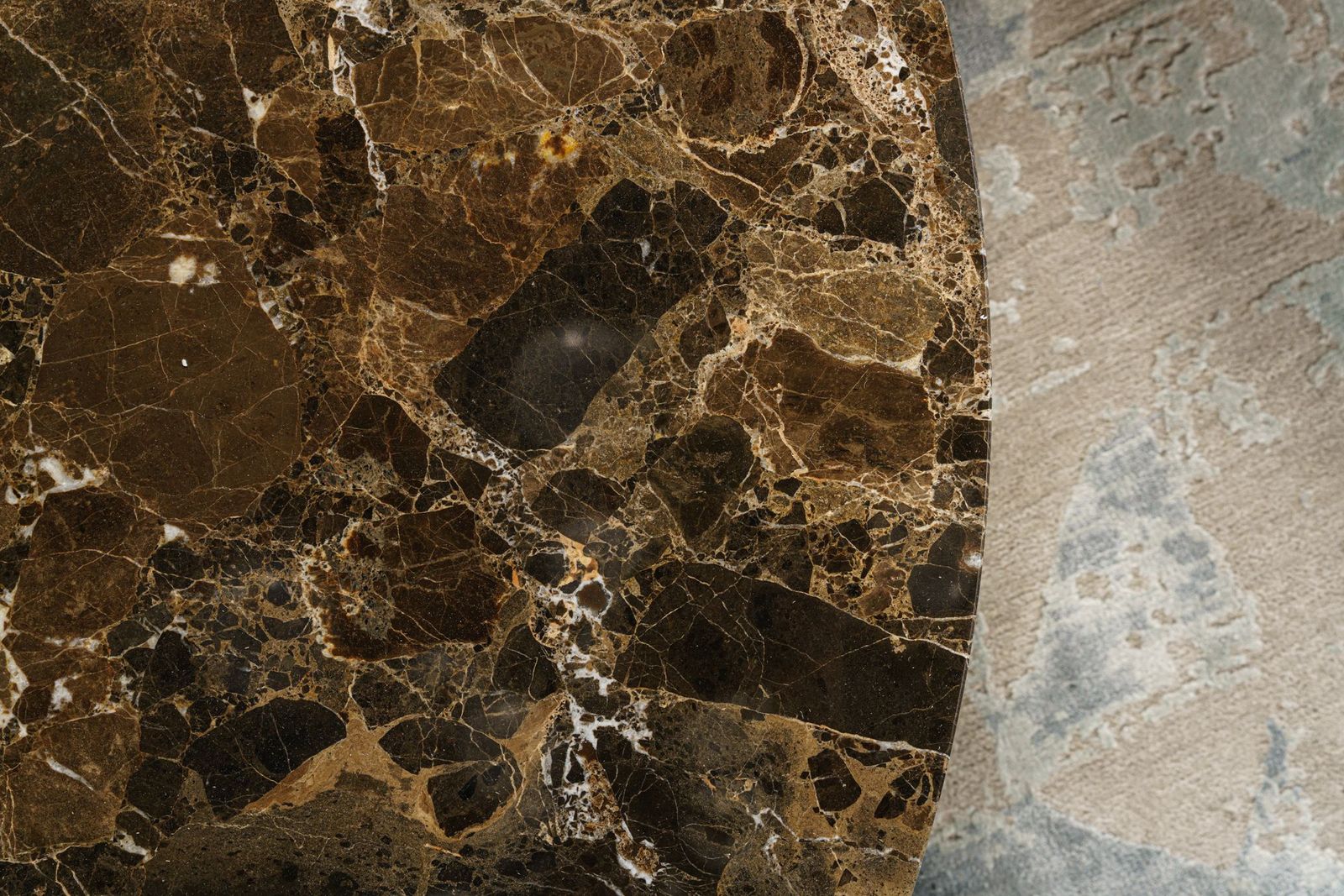 Flou Журнальный столик Yari 120 Emperador от Flou — в интерьере