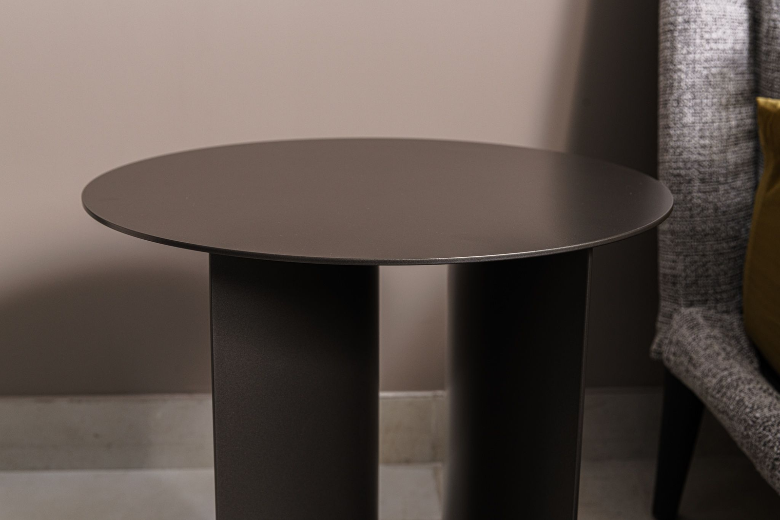 Flou Кофейный столик Pierre 45 Anodic Bronze от Flou — в интерьере