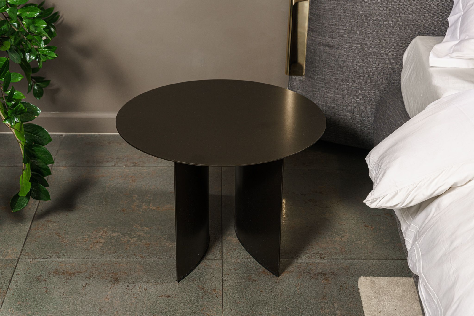 Flou Журнальный столик Pierre 60 Anodic Bronze от Flou — в интерьере