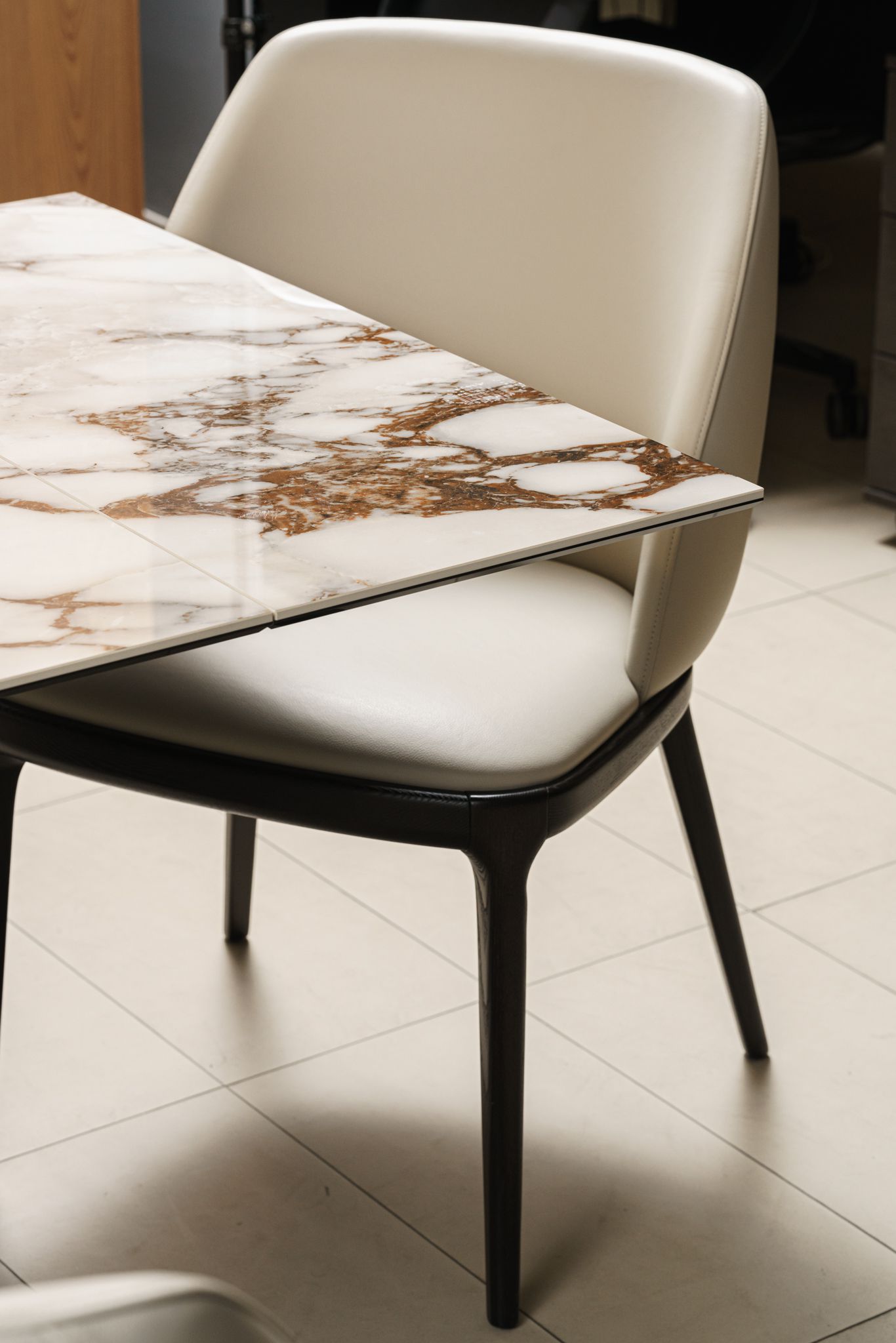 Cattelan Italia Стол Tyron Keramik Drive KM12 Brecia от Cattelan Italia — в интерьере