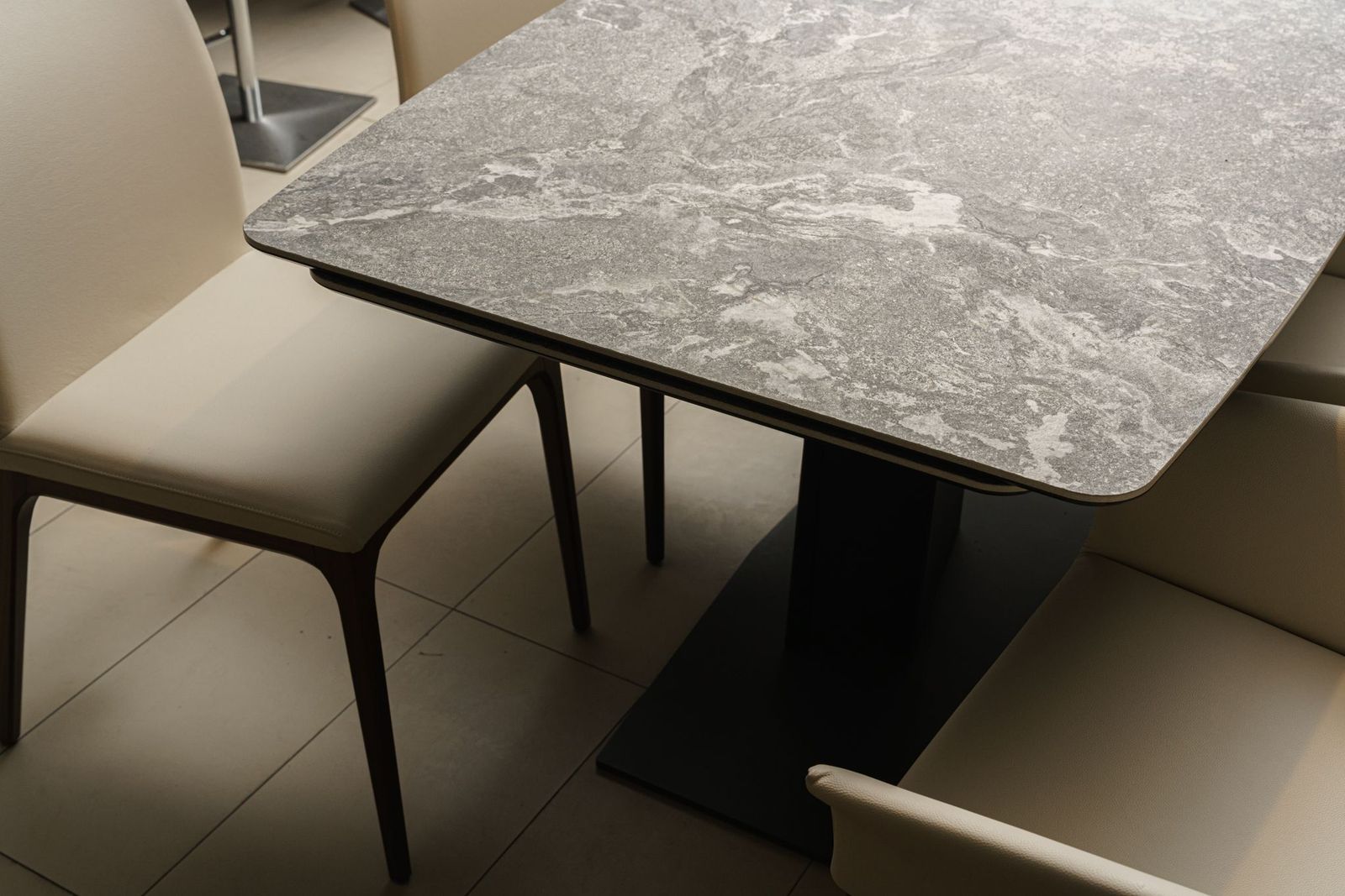 Cattelan Italia Стол Duffy Keramik Drive KM13 Arenal от Cattelan Italia — в интерьере