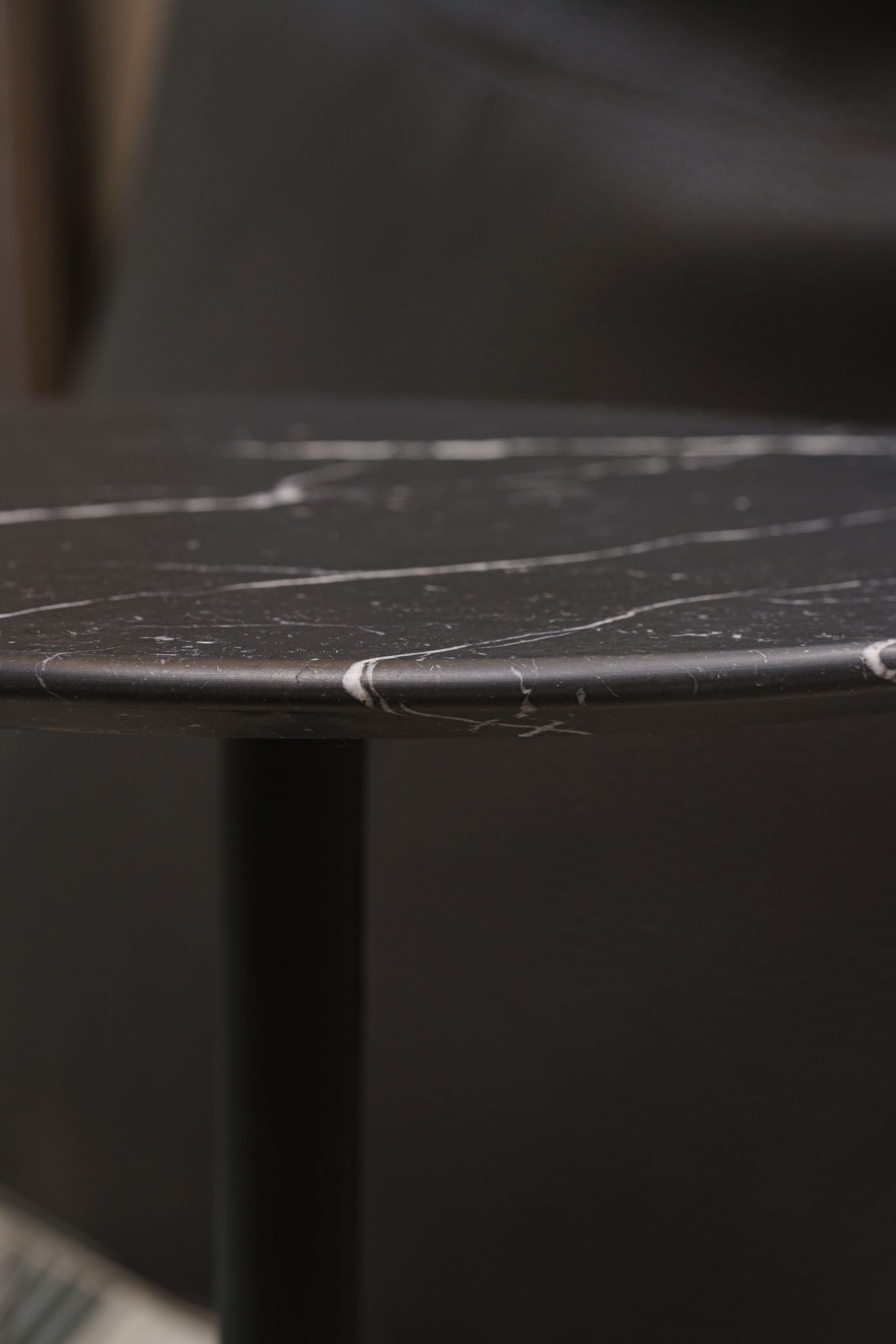 Poltrona Frau Столик с топом в коже Bob 45 Marquinia marble от Poltrona Frau — в интерьере