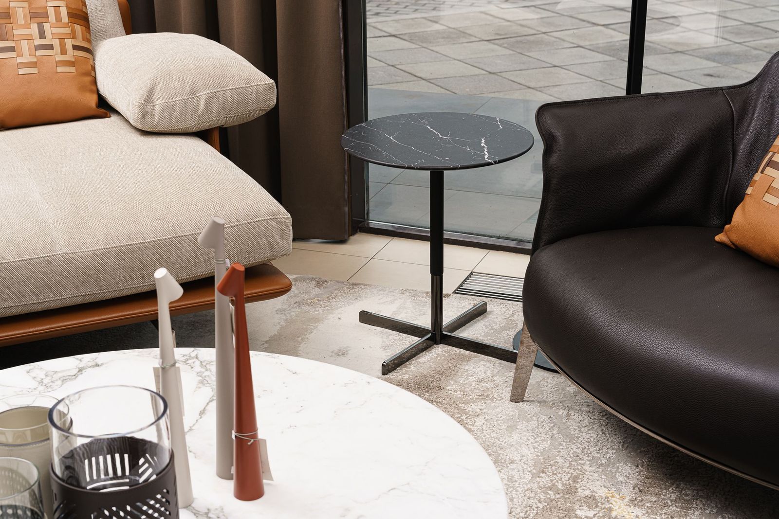 Poltrona Frau Столик с топом в коже Bob 45 Marquinia marble от Poltrona Frau — в интерьере