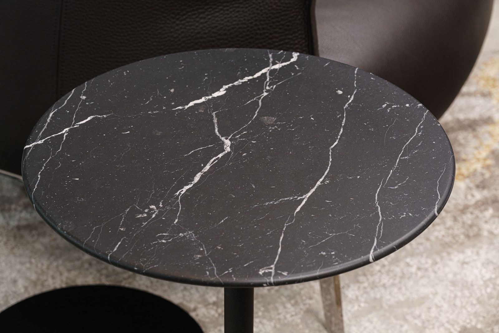 Poltrona Frau Столик с топом в коже Bob 45 Marquinia marble от Poltrona Frau — в интерьере