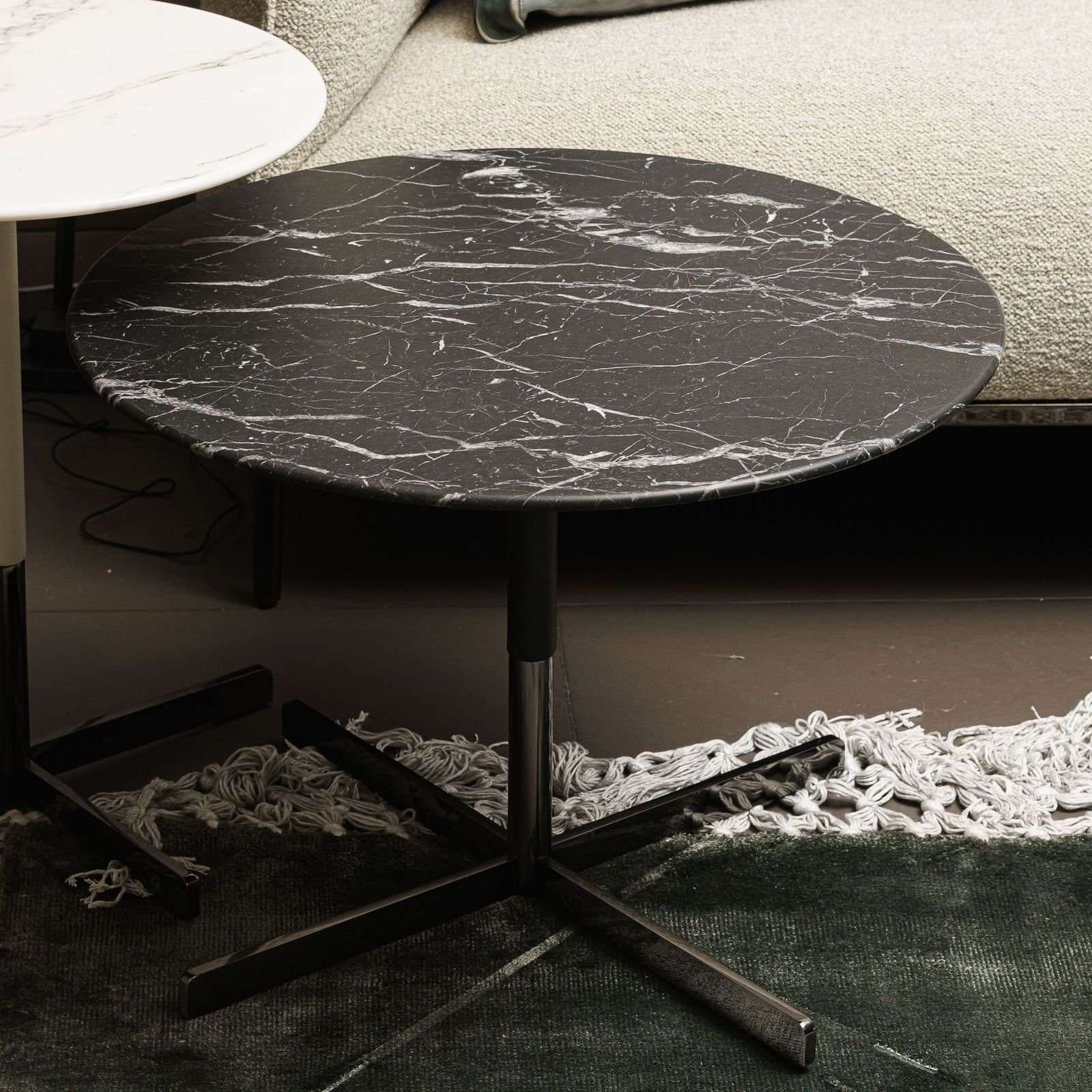 Poltrona Frau Журнальный столик Bob Marquinia marble 60 от Poltrona Frau — в интерьере