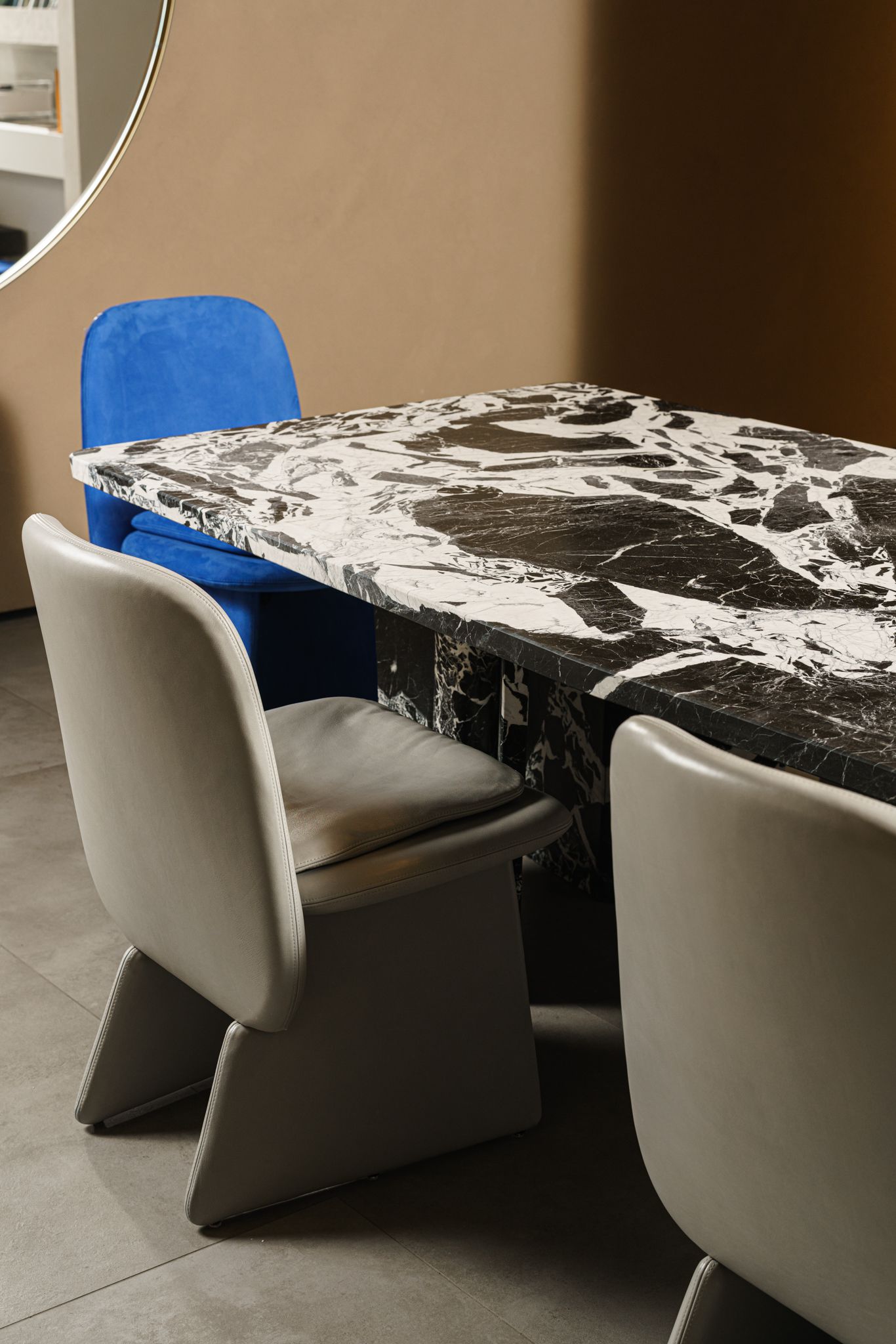 Baxter Стол Kate 305 Brushed Grand Antique D'Aubert от Baxter — в интерьере