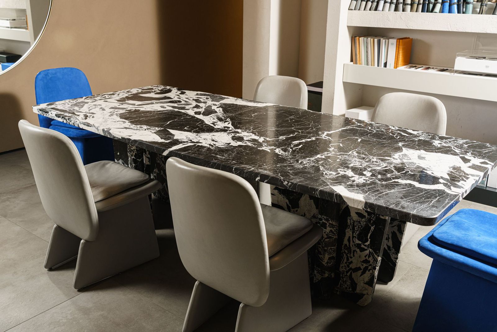 Baxter Стол Kate 305 Brushed Grand Antique D'Aubert от Baxter — в интерьере