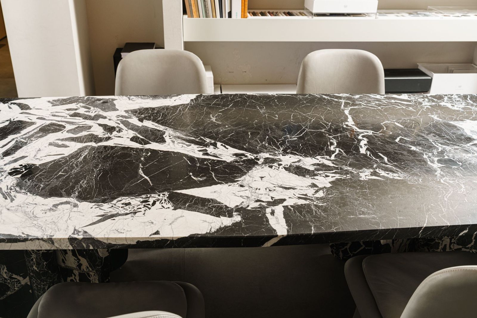 Baxter Стол Kate 265 Brushed Grand Antique D'Aubert от Baxter — в интерьере