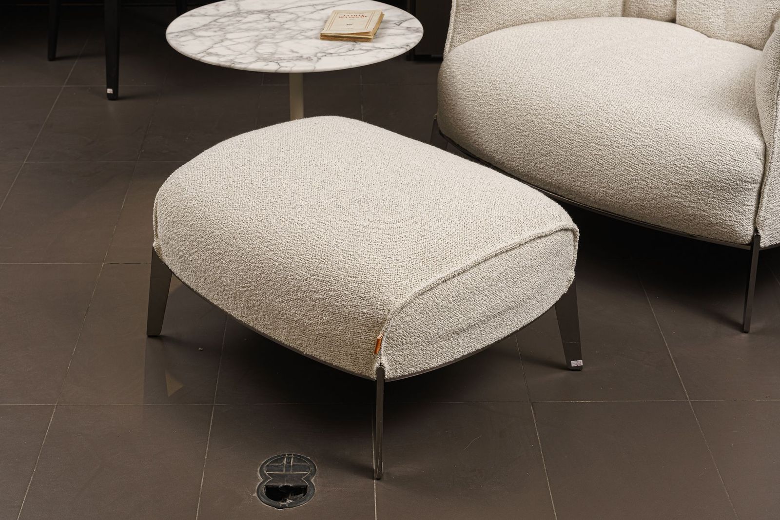 Poltrona Frau Пуф Archibald Gran Comfort Loop Greggio от Poltrona Frau — в интерьере