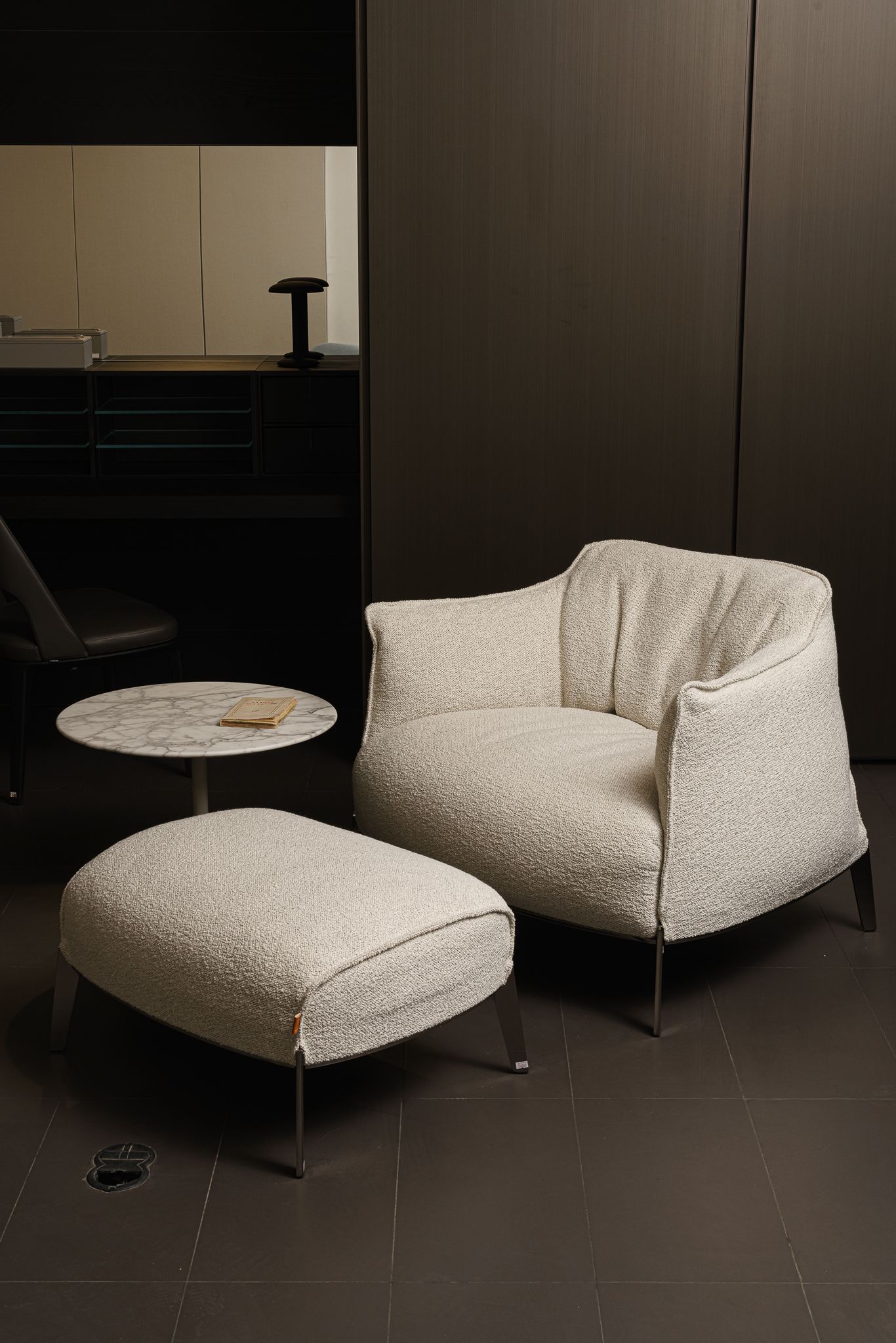 Poltrona Frau Пуф Archibald Gran Comfort Loop Greggio от Poltrona Frau — в интерьере