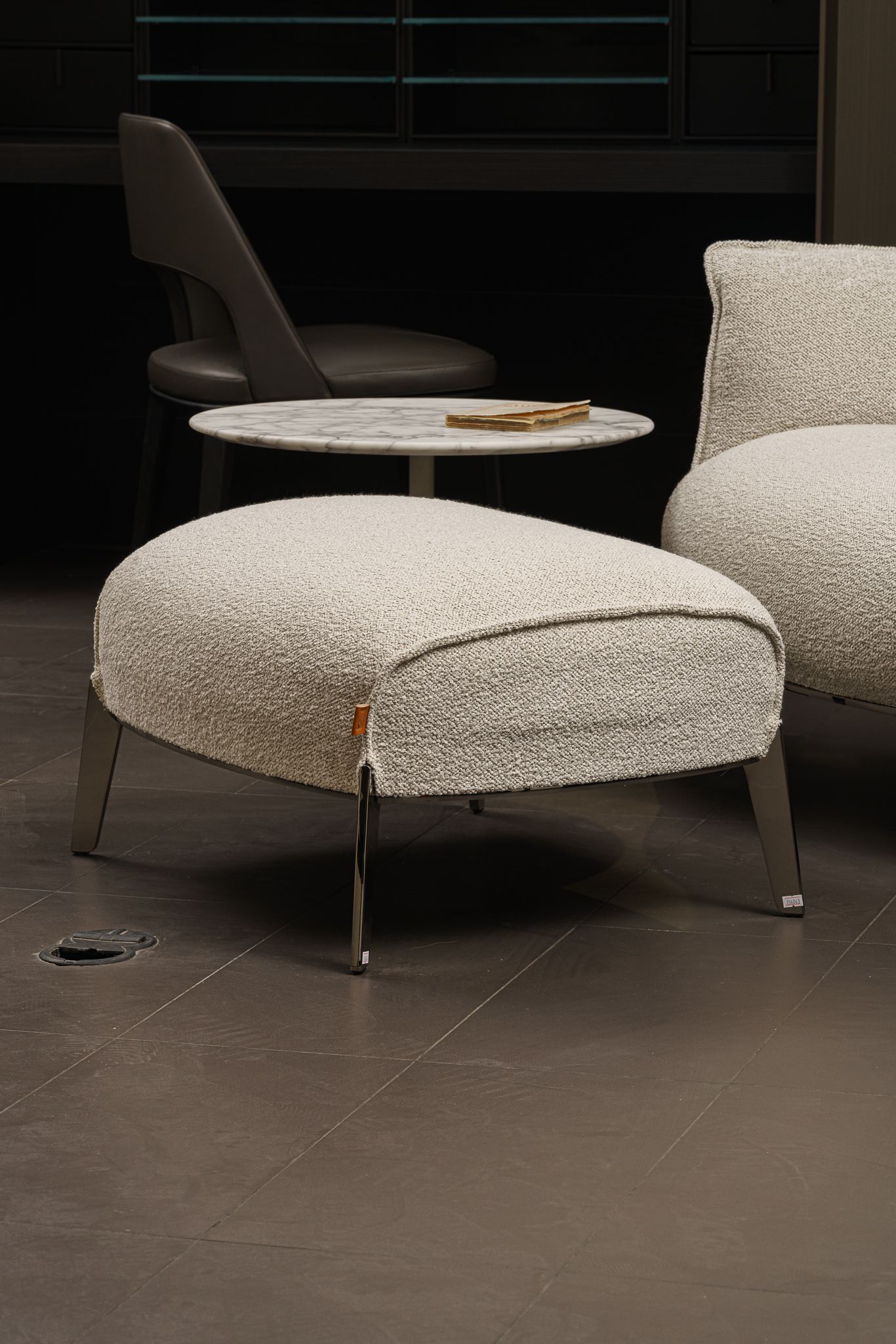 Poltrona Frau Пуф Archibald Gran Comfort Loop Greggio от Poltrona Frau — в интерьере