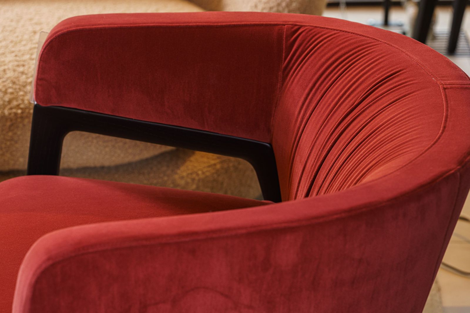 Poltrona Frau Кресло Duo Lounge Velvet Ziggy Red Onion / Wenge от Poltrona Frau — в интерьере