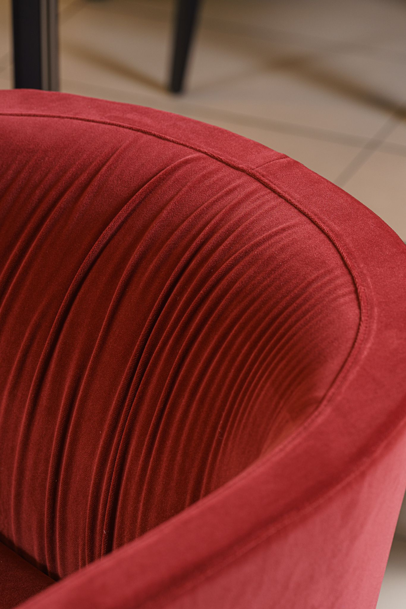 Poltrona Frau Кресло Duo Lounge Velvet Ziggy Red Onion / Wenge от Poltrona Frau — в интерьере