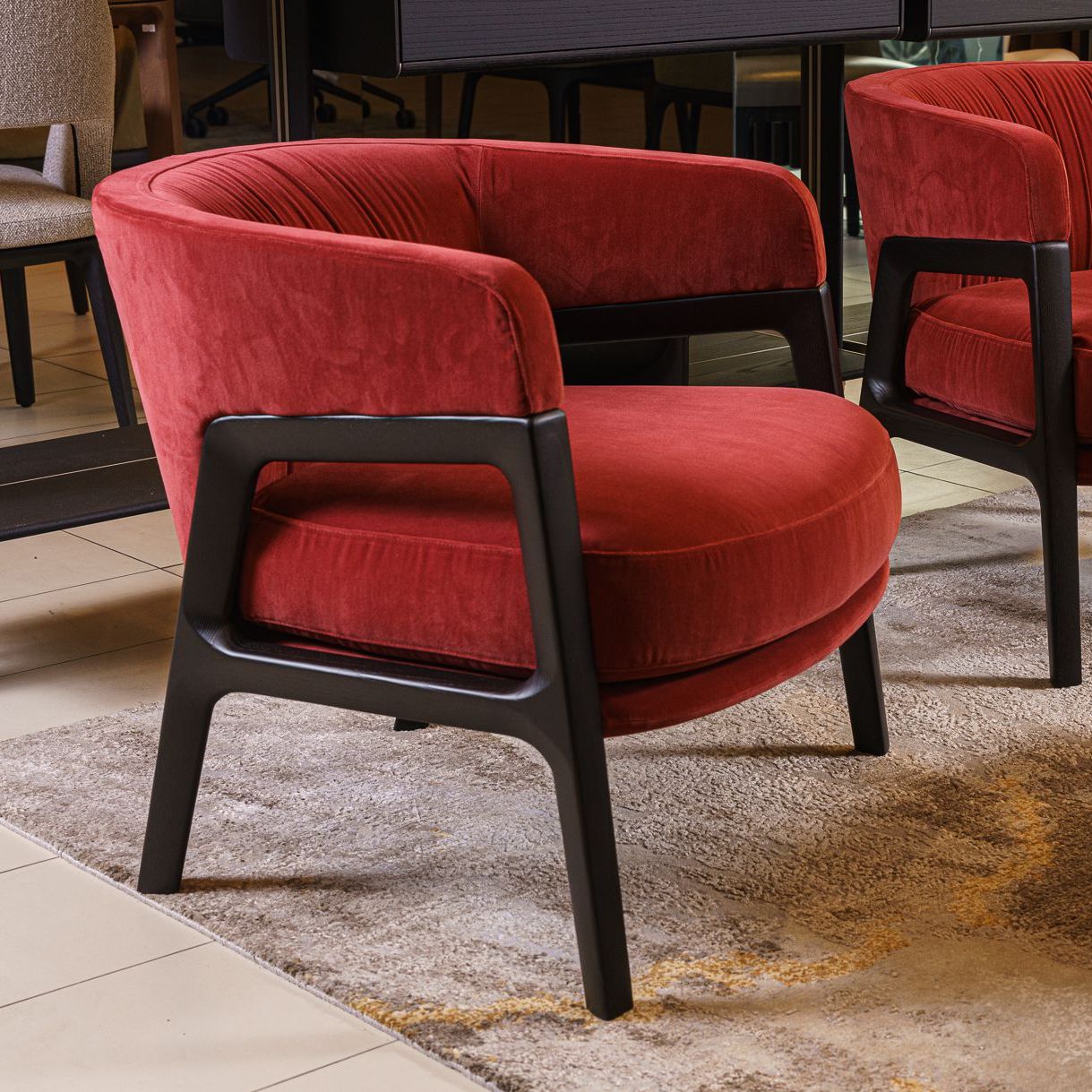 Poltrona Frau Кресло Duo Lounge Velvet Ziggy Red Onion / Wenge от Poltrona Frau — в интерьере
