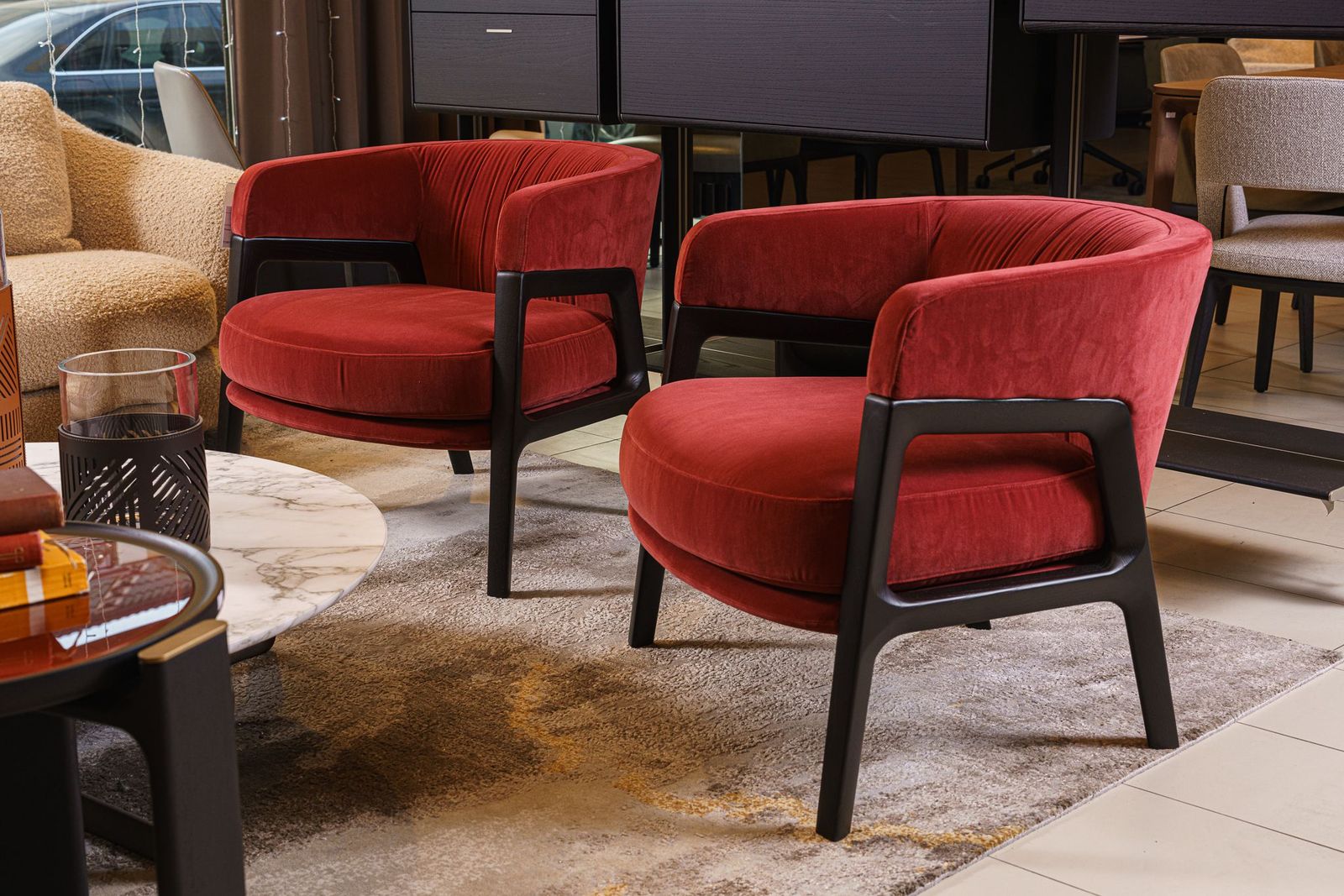 Poltrona Frau Кресло Duo Lounge Velvet Ziggy Red Onion / Wenge от Poltrona Frau — в интерьере